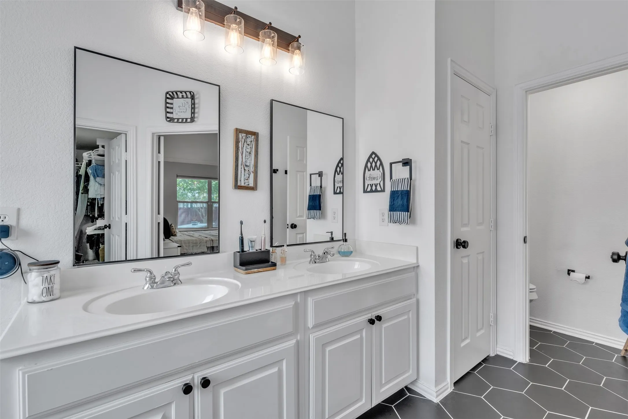 Single Family Residence For Sale in Tarrant County , 510 Dover Park Trail, Mansfield, Texas 76063, 4 Bedroom, 2 Bathroom, 2 Garage spaces, 2,057 Sqft, built in 2004, mls#21318452, Real Estate Agent in Mansfield, Homes For Sale in Tarrant county, Homes For Sale in Mansfield, Realtor in Mansfield Texas, Real Estate Brokerage Independent Realty Texas, Luminita Cordes Realtor