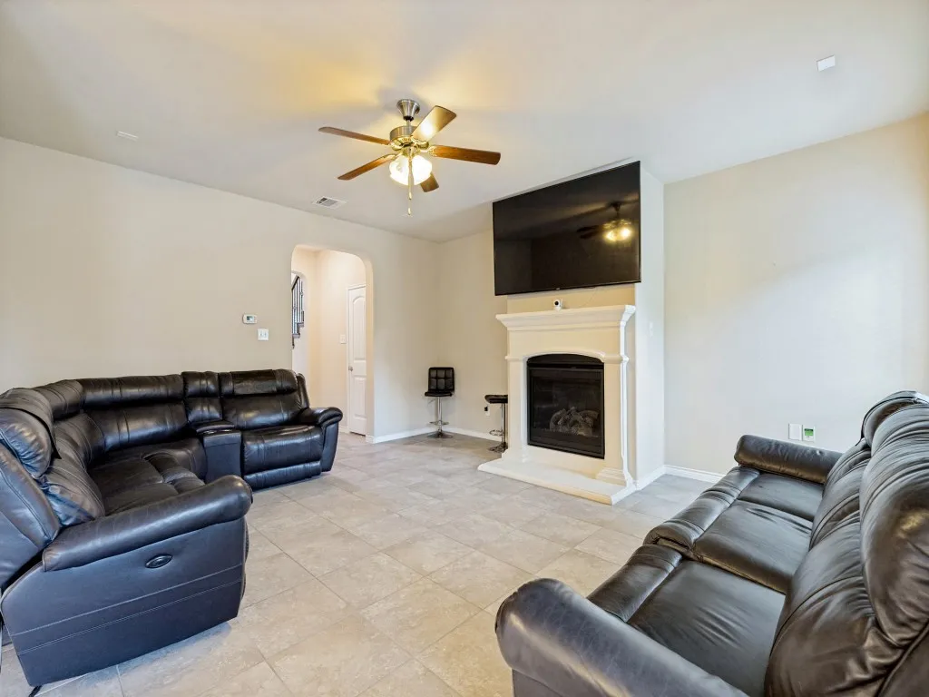 Single Family Residence For Sale in Collin County , 9809 Timberwolf Lane, Mc Kinney, Texas 75071, 3 Bedroom, 3 Bathroom, 2 Garage spaces, 2,025 Sqft, built in 2017, mls#21332774, Real Estate Agent in Mc Kinney, Homes For Sale in Collin county, Homes For Sale in Mc Kinney, Realtor in Mc Kinney Texas, Real Estate Brokerage Independent Realty Texas, Luminita Cordes Realtor