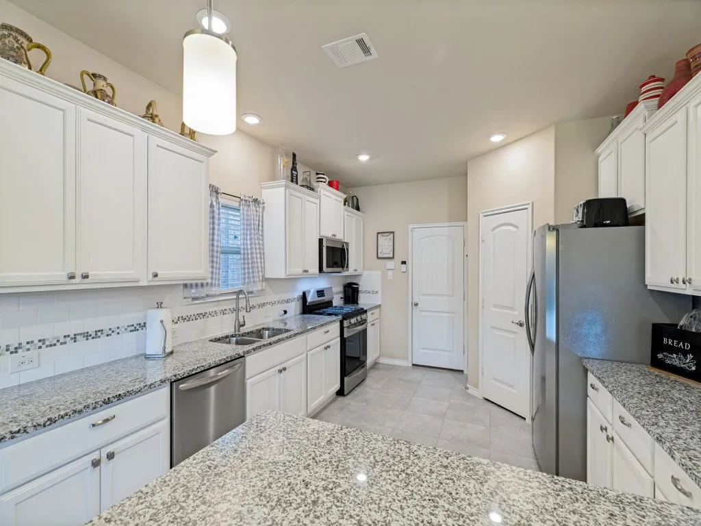 Single Family Residence For Sale in Collin County , 9809 Timberwolf Lane, Mc Kinney, Texas 75071, 3 Bedroom, 3 Bathroom, 2 Garage spaces, 2,025 Sqft, built in 2017, mls#21332774, Real Estate Agent in Mc Kinney, Homes For Sale in Collin county, Homes For Sale in Mc Kinney, Realtor in Mc Kinney Texas, Real Estate Brokerage Independent Realty Texas, Luminita Cordes Realtor