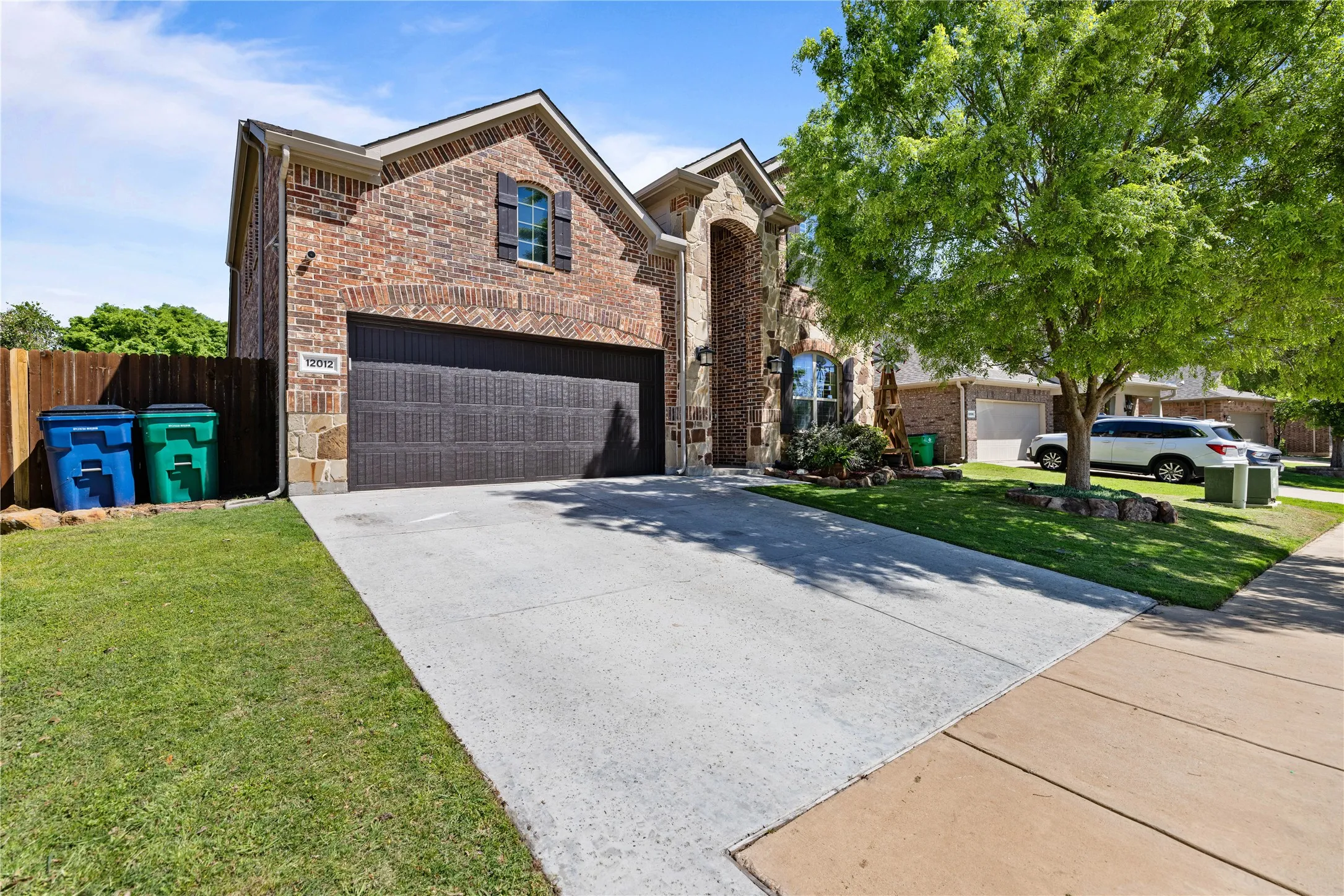 View of front of property featuring a front lawn and a​​‌​​​​‌​​‌‌​‌‌​​​‌‌​‌​‌​‌​​​‌​​ garage