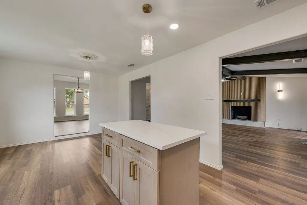 Single Family Residence For Sale in Dallas County , 3914 Shady Hollow Lane, Dallas, Texas 75233, 3 Bedroom, 2 Bathroom, 2 Garage spaces, 2,182 Sqft, built in 1968, mls#21331199, Real Estate Agent in Dallas, Homes For Sale in Dallas county, Homes For Sale in Dallas, Realtor in Dallas Texas, Real Estate Brokerage Independent Realty Texas, Luminita Cordes Realtor