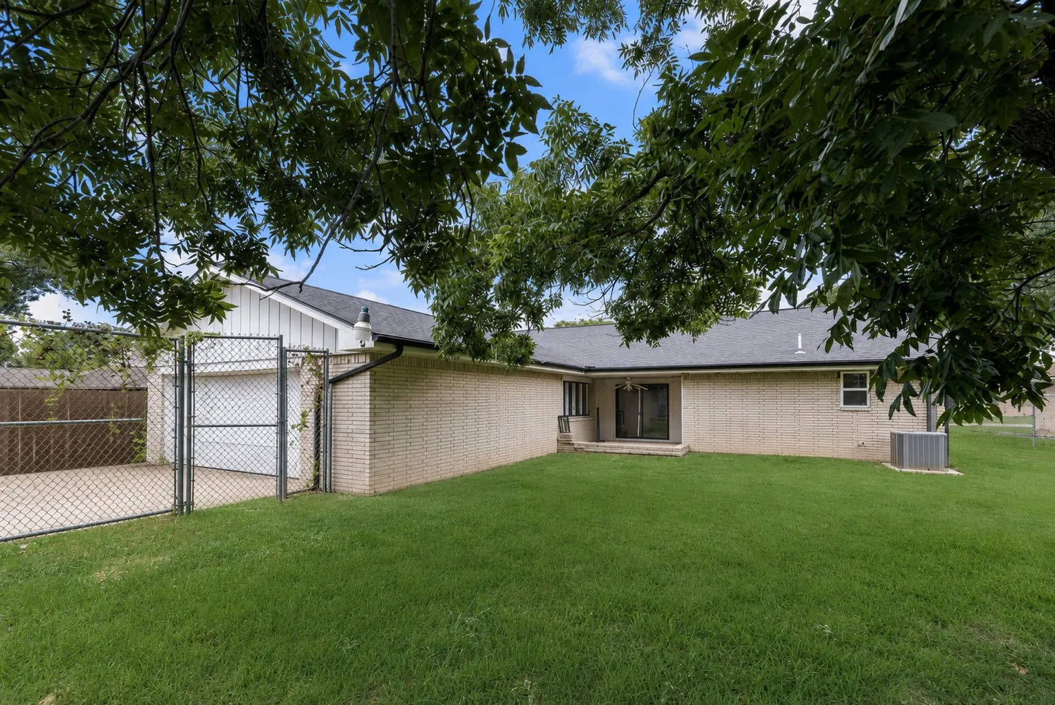 Single Family Residence For Sale in Dallas County , 3914 Shady Hollow Lane, Dallas, Texas 75233, 3 Bedroom, 2 Bathroom, 2 Garage spaces, 2,182 Sqft, built in 1968, mls#21331199, Real Estate Agent in Dallas, Homes For Sale in Dallas county, Homes For Sale in Dallas, Realtor in Dallas Texas, Real Estate Brokerage Independent Realty Texas, Luminita Cordes Realtor