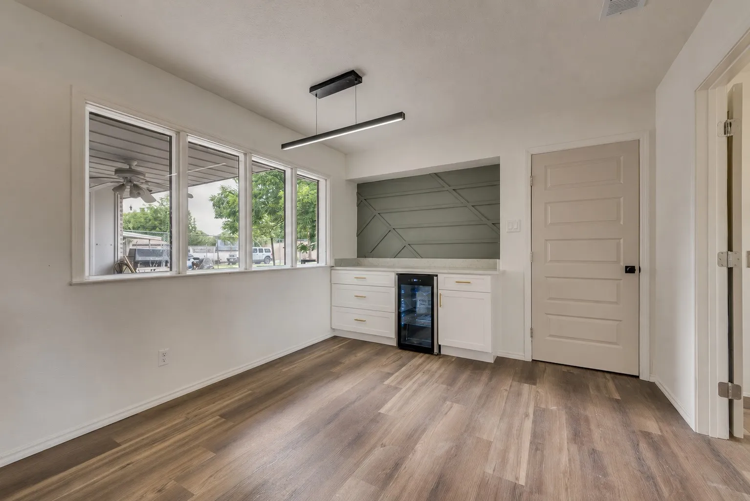 Single Family Residence For Sale in Dallas County , 3914 Shady Hollow Lane, Dallas, Texas 75233, 3 Bedroom, 2 Bathroom, 2 Garage spaces, 2,182 Sqft, built in 1968, mls#21331199, Real Estate Agent in Dallas, Homes For Sale in Dallas county, Homes For Sale in Dallas, Realtor in Dallas Texas, Real Estate Brokerage Independent Realty Texas, Luminita Cordes Realtor