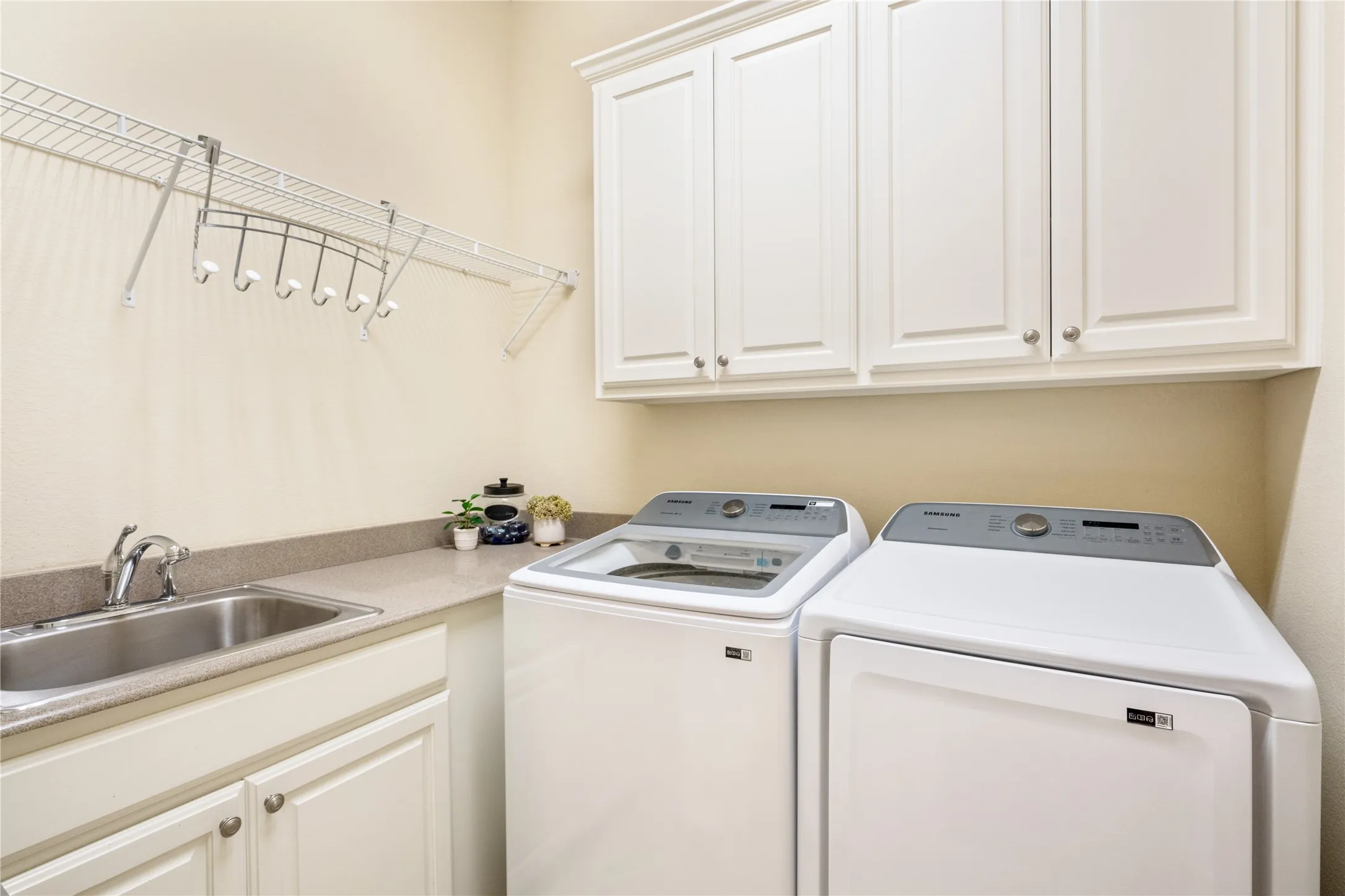 Single Family Residence For Sale in Denton County , 11930 Sand Hill Drive, Frisco, Texas 75033, 3 Bedroom, 3 Bathroom, 3 Garage spaces, 2,859 Sqft, built in 2014, mls#21333224, Real Estate Agent in Frisco, Homes For Sale in Denton county, Homes For Sale in Frisco, Realtor in Frisco Texas, Real Estate Brokerage Independent Realty Texas, Luminita Cordes Realtor