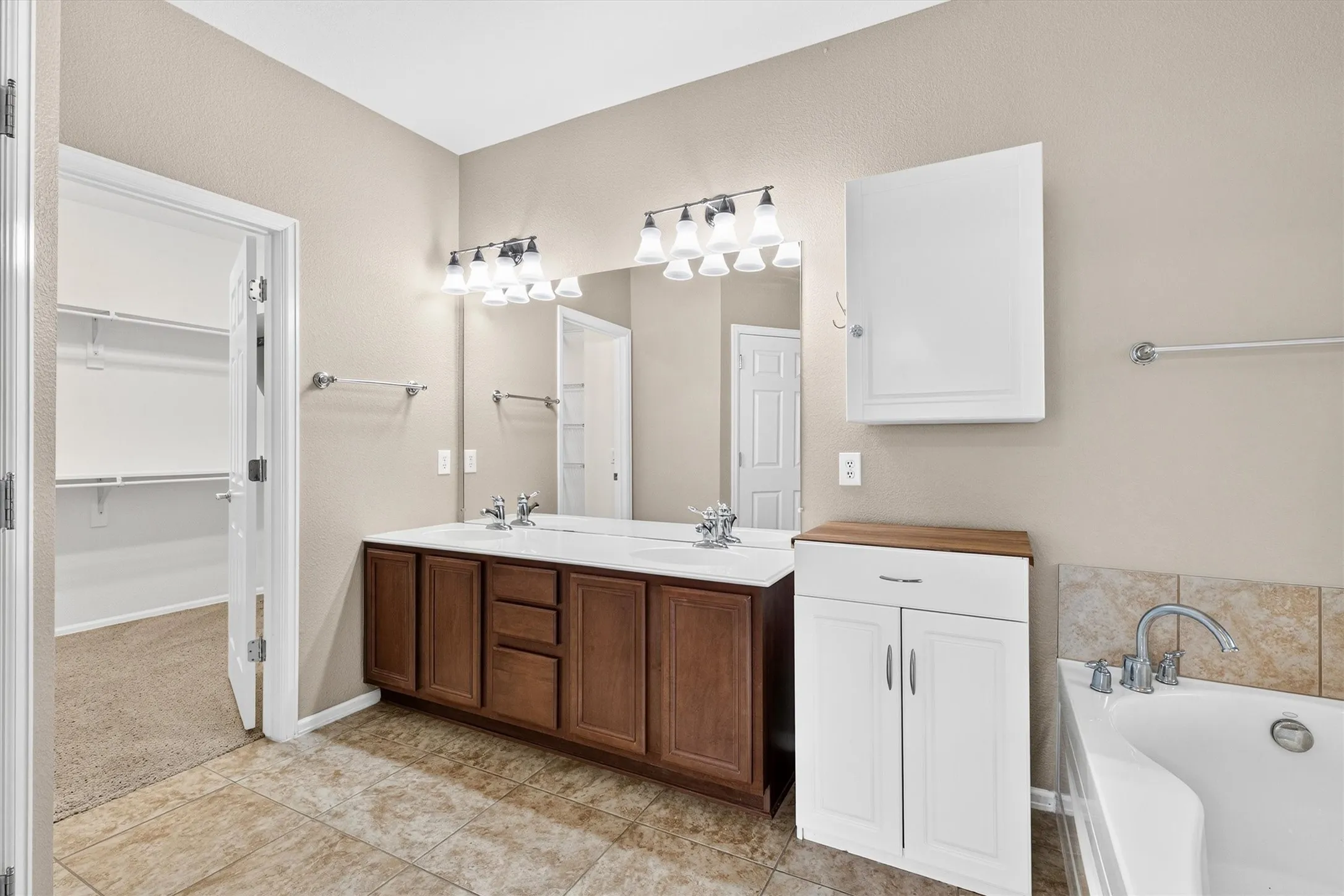 Single Family Residence For Sale in Denton County , 3801 Stone Oak Boulevard, Denton, Texas 76210, 2 Bedroom, 2 Bathroom, 2 Garage spaces, 1,757 Sqft, built in 2007, mls#21334076, Real Estate Agent in Denton, Homes For Sale in Denton county, Homes For Sale in Denton, Realtor in Denton Texas, Real Estate Brokerage Independent Realty Texas, Luminita Cordes Realtor