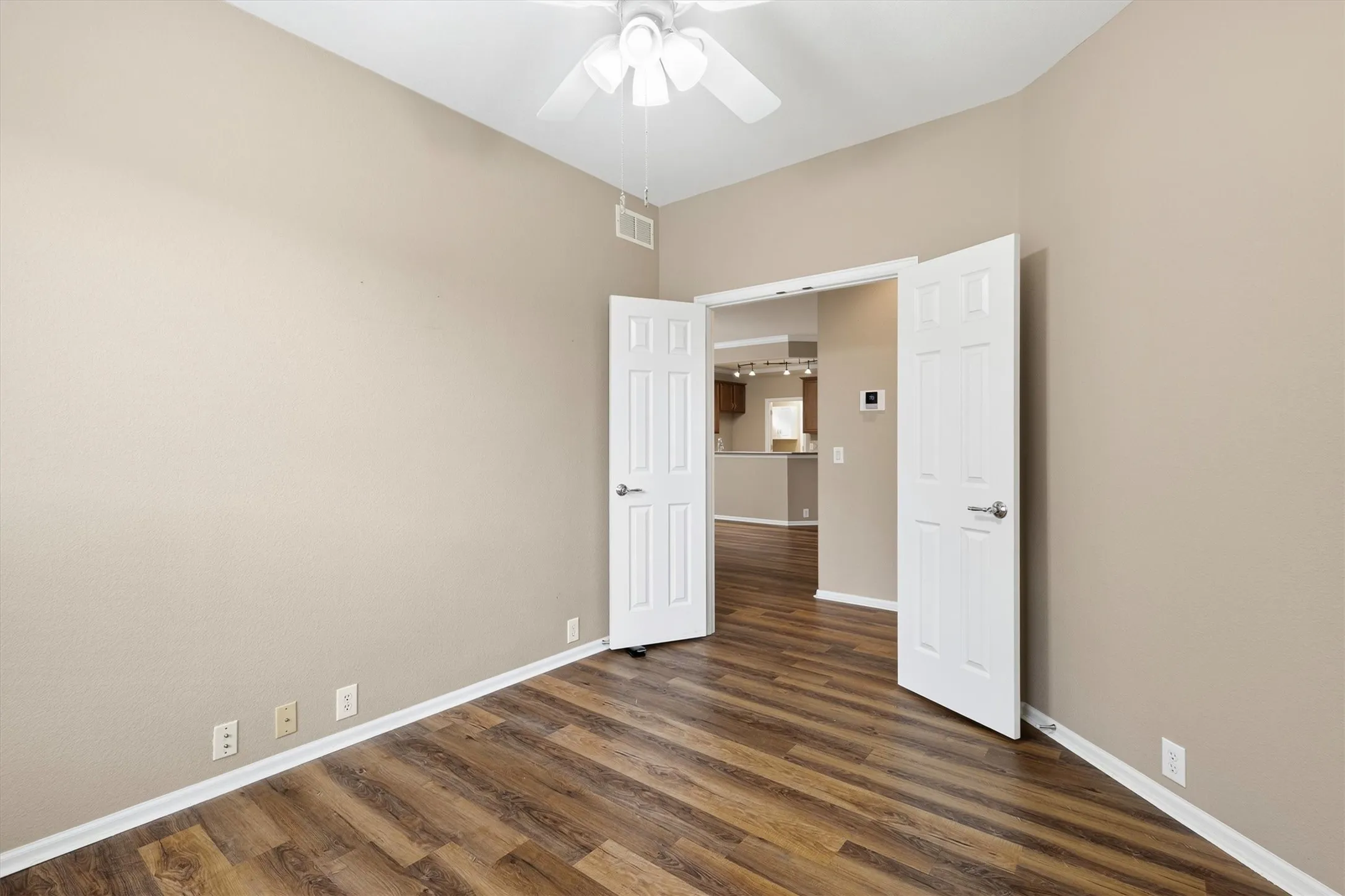 Single Family Residence For Sale in Denton County , 3801 Stone Oak Boulevard, Denton, Texas 76210, 2 Bedroom, 2 Bathroom, 2 Garage spaces, 1,757 Sqft, built in 2007, mls#21334076, Real Estate Agent in Denton, Homes For Sale in Denton county, Homes For Sale in Denton, Realtor in Denton Texas, Real Estate Brokerage Independent Realty Texas, Luminita Cordes Realtor