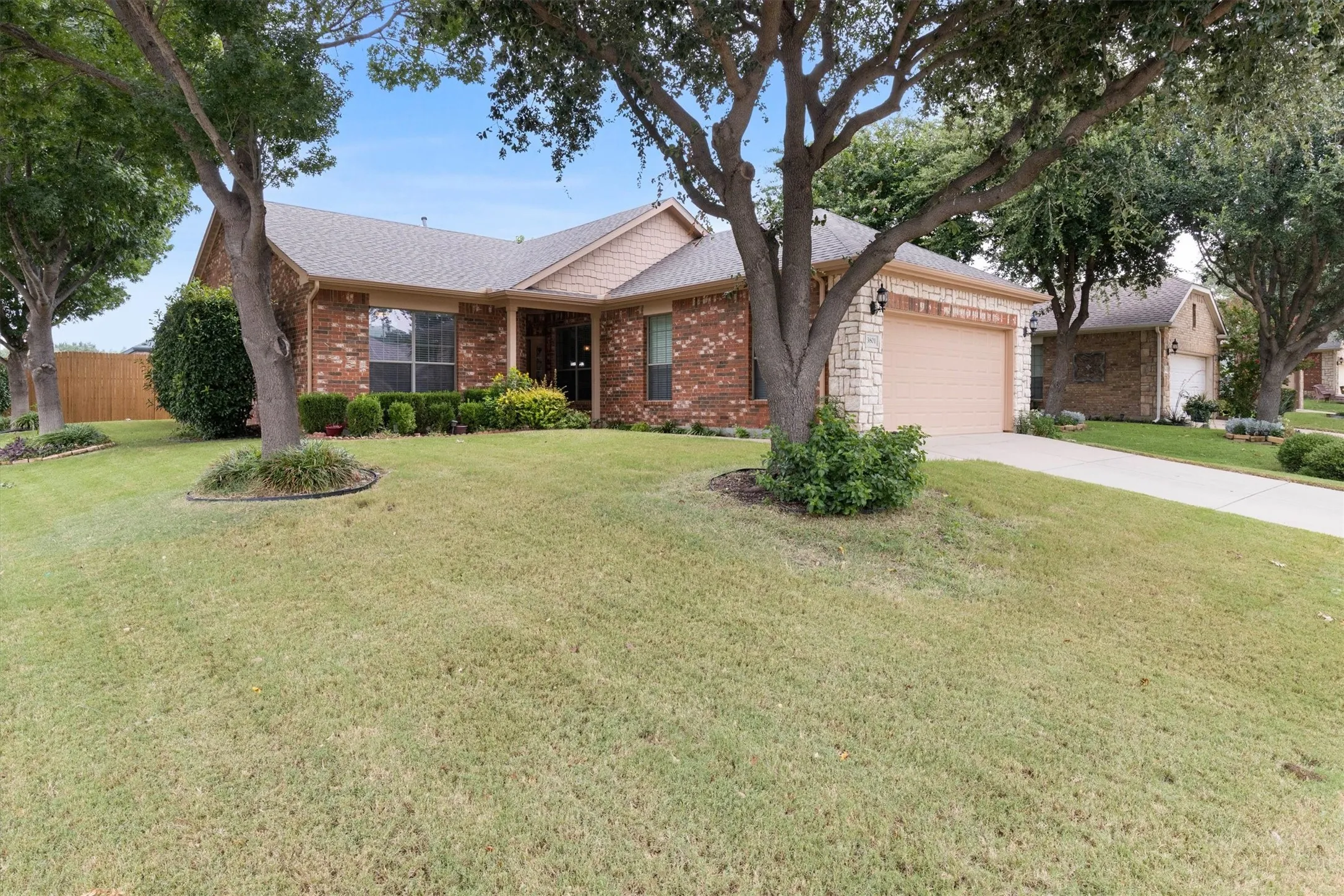 Single Family Residence For Sale in Denton County , 3801 Stone Oak Boulevard, Denton, Texas 76210, 2 Bedroom, 2 Bathroom, 2 Garage spaces, 1,757 Sqft, built in 2007, mls#21334076, Real Estate Agent in Denton, Homes For Sale in Denton county, Homes For Sale in Denton, Realtor in Denton Texas, Real Estate Brokerage Independent Realty Texas, Luminita Cordes Realtor