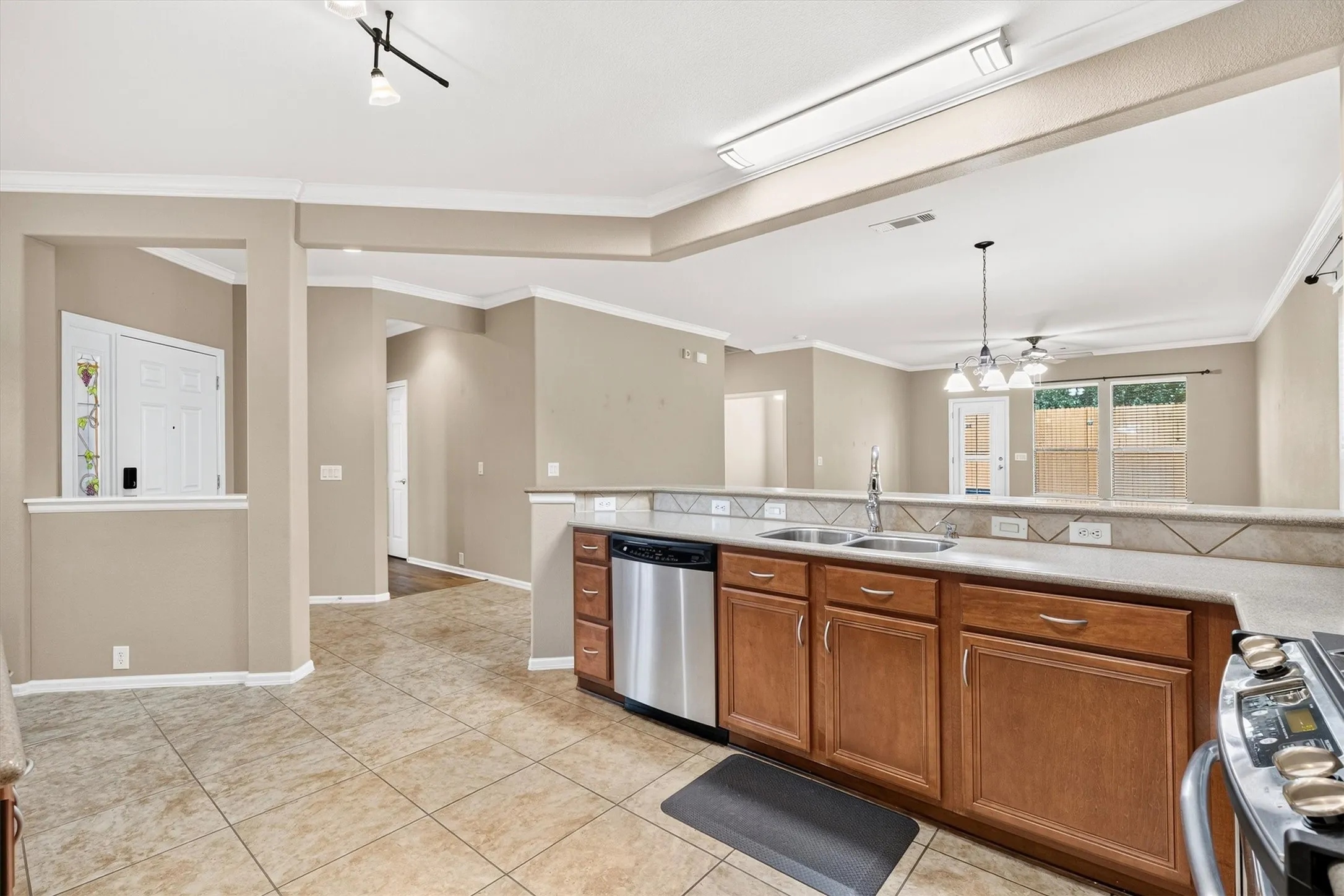 Single Family Residence For Sale in Denton County , 3801 Stone Oak Boulevard, Denton, Texas 76210, 2 Bedroom, 2 Bathroom, 2 Garage spaces, 1,757 Sqft, built in 2007, mls#21334076, Real Estate Agent in Denton, Homes For Sale in Denton county, Homes For Sale in Denton, Realtor in Denton Texas, Real Estate Brokerage Independent Realty Texas, Luminita Cordes Realtor