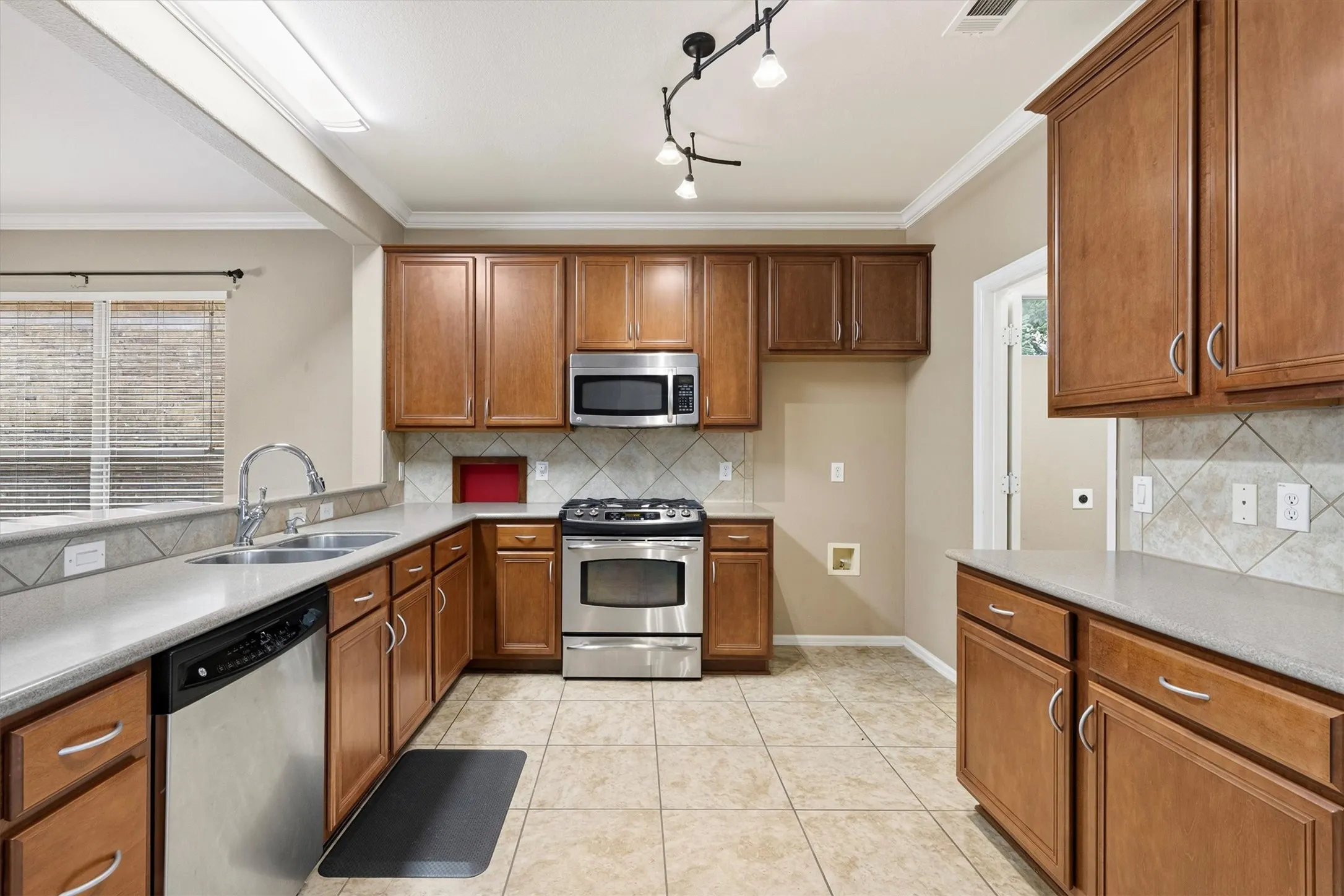 Single Family Residence For Sale in Denton County , 3801 Stone Oak Boulevard, Denton, Texas 76210, 2 Bedroom, 2 Bathroom, 2 Garage spaces, 1,757 Sqft, built in 2007, mls#21334076, Real Estate Agent in Denton, Homes For Sale in Denton county, Homes For Sale in Denton, Realtor in Denton Texas, Real Estate Brokerage Independent Realty Texas, Luminita Cordes Realtor