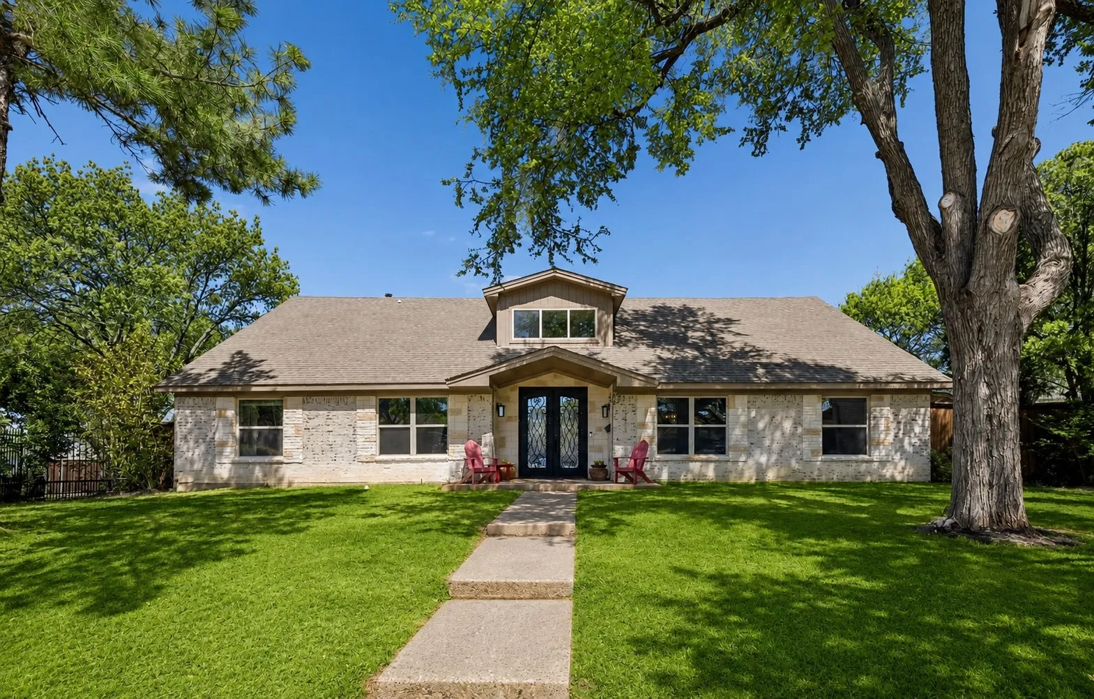Single Family Residence For Sale in Dallas County , 1433 Lincoln Place, Carrollton, Texas 75006, 5 Bedroom, 4 Bathroom, 2 Garage spaces, 3,064 Sqft, built in 1972, Price $544,500, mls#21333994, Real Estate Agent in Carrollton, Homes For Sale in Dallas county, Homes For Sale in Carrollton, Realtor in Carrollton Texas, Real Estate Brokerage Independent Realty Texas, Luminita Cordes Realtor