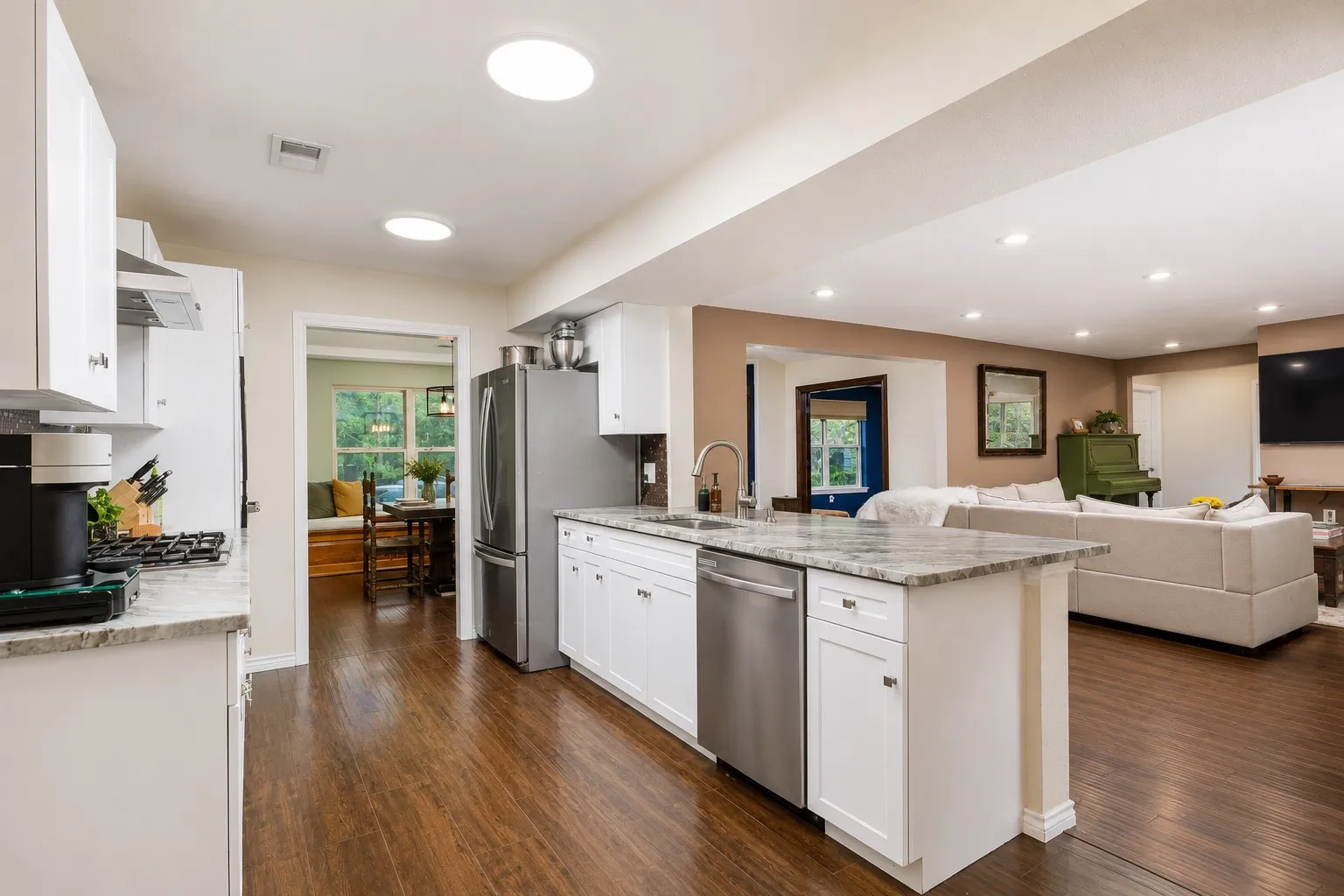 Single Family Residence For Sale in Dallas County , 1433 Lincoln Place, Carrollton, Texas 75006, 5 Bedroom, 4 Bathroom, 2 Garage spaces, 3,064 Sqft, built in 1972, Price $544,500, mls#21333994, Real Estate Agent in Carrollton, Homes For Sale in Dallas county, Homes For Sale in Carrollton, Realtor in Carrollton Texas, Real Estate Brokerage Independent Realty Texas, Luminita Cordes Realtor