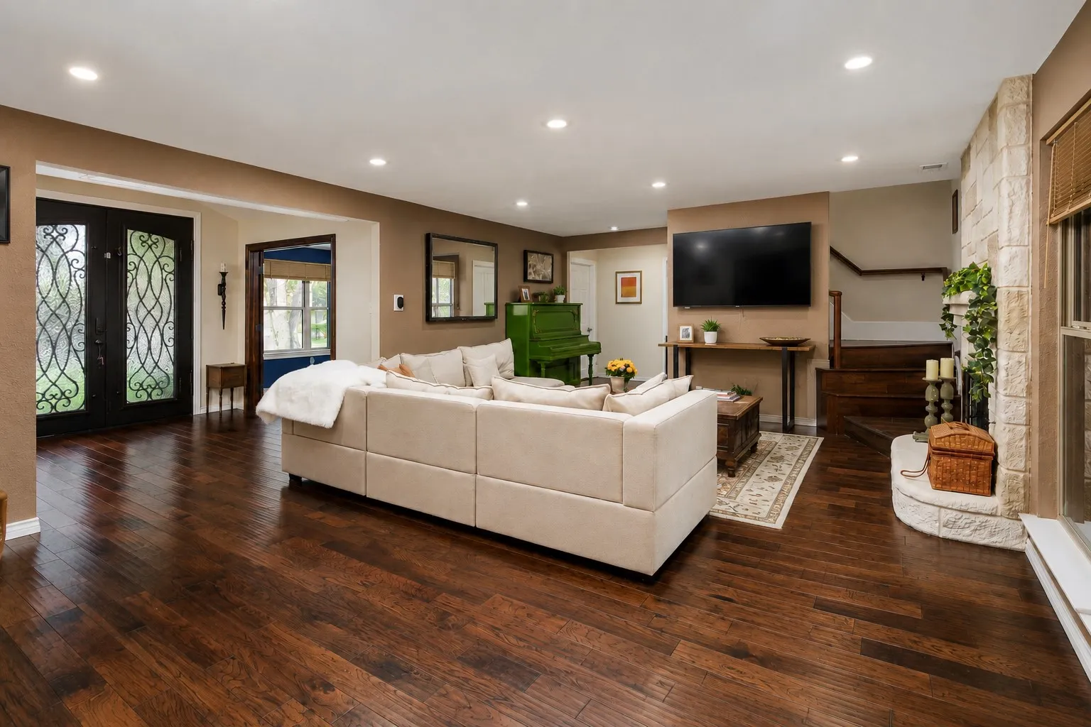 Single Family Residence For Sale in Dallas County , 1433 Lincoln Place, Carrollton, Texas 75006, 5 Bedroom, 4 Bathroom, 2 Garage spaces, 3,064 Sqft, built in 1972, Price $544,500, mls#21333994, Real Estate Agent in Carrollton, Homes For Sale in Dallas county, Homes For Sale in Carrollton, Realtor in Carrollton Texas, Real Estate Brokerage Independent Realty Texas, Luminita Cordes Realtor