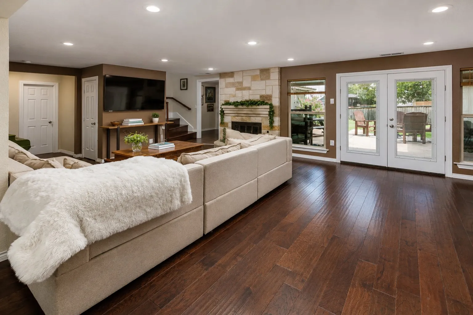 Single Family Residence For Sale in Dallas County , 1433 Lincoln Place, Carrollton, Texas 75006, 5 Bedroom, 4 Bathroom, 2 Garage spaces, 3,064 Sqft, built in 1972, Price $544,500, mls#21333994, Real Estate Agent in Carrollton, Homes For Sale in Dallas county, Homes For Sale in Carrollton, Realtor in Carrollton Texas, Real Estate Brokerage Independent Realty Texas, Luminita Cordes Realtor