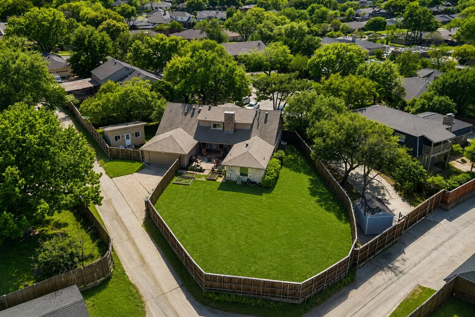 Single Family Residence For Sale in Dallas County , 1433 Lincoln Place, Carrollton, Texas 75006, 5 Bedroom, 4 Bathroom, 2 Garage spaces, 3,064 Sqft, built in 1972, Price $544,500, mls#21333994, Real Estate Agent in Carrollton, Homes For Sale in Dallas county, Homes For Sale in Carrollton, Realtor in Carrollton Texas, Real Estate Brokerage Independent Realty Texas, Luminita Cordes Realtor