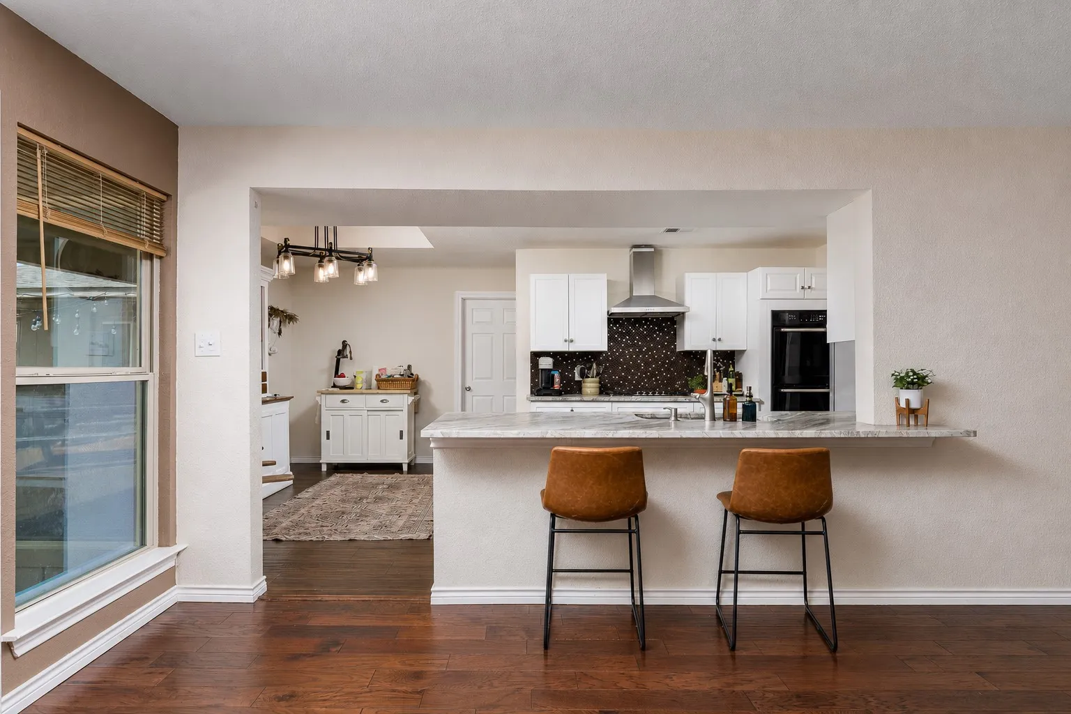 Single Family Residence For Sale in Dallas County , 1433 Lincoln Place, Carrollton, Texas 75006, 5 Bedroom, 4 Bathroom, 2 Garage spaces, 3,064 Sqft, built in 1972, Price $544,500, mls#21333994, Real Estate Agent in Carrollton, Homes For Sale in Dallas county, Homes For Sale in Carrollton, Realtor in Carrollton Texas, Real Estate Brokerage Independent Realty Texas, Luminita Cordes Realtor