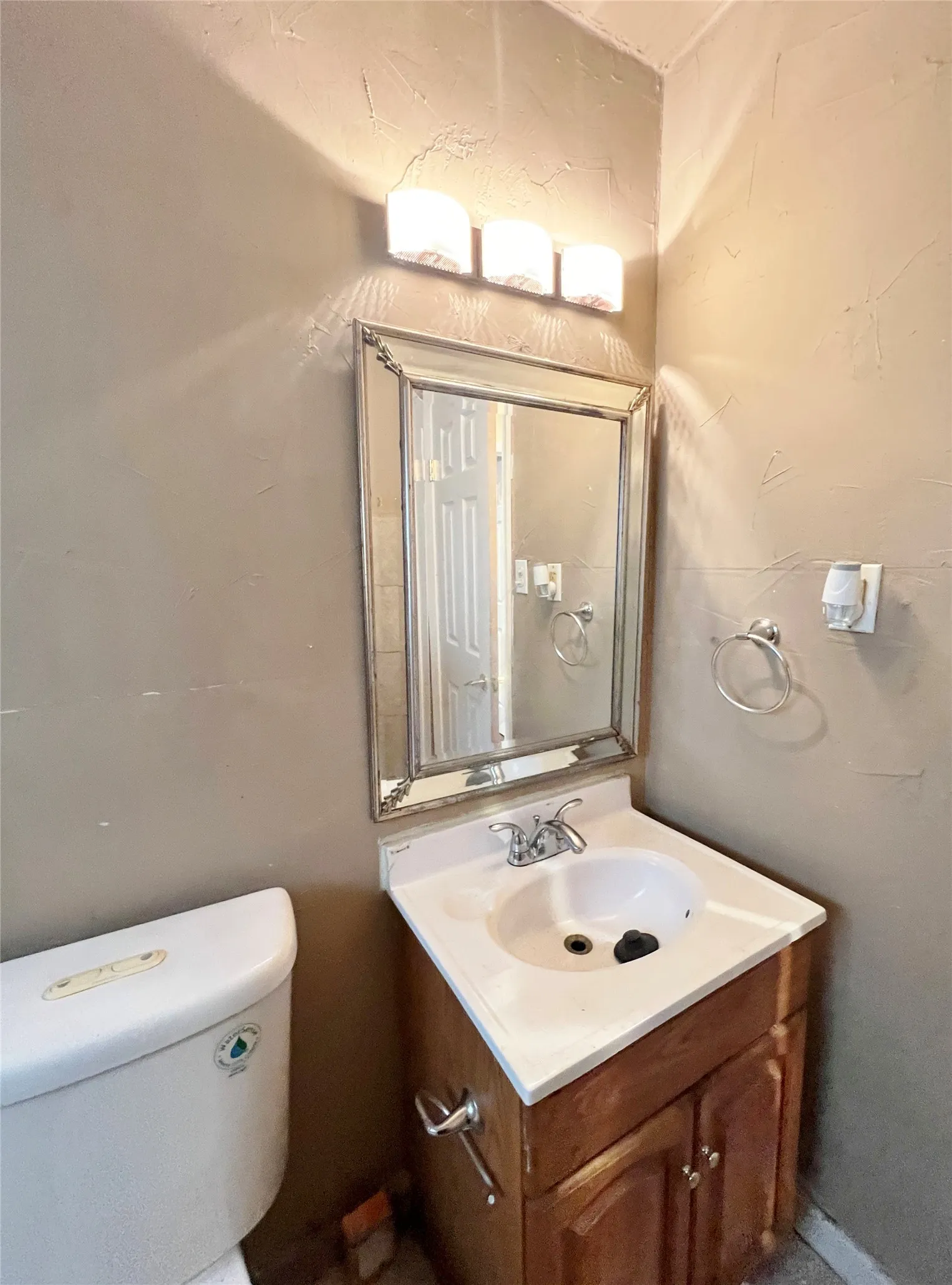 Single Family Residence For Rent in Tarrant County , 4236 Comanche Street, Fort Worth, Texas 76119, 3 Bedroom, 1 Bathroom, Garage spaces, 1,083 Sqft, built in 1954, mls#21334321, Real Estate Agent in Fort Worth, Homes For Rent in Tarrant county, Homes For Rent in Fort Worth, Realtor in Fort Worth Texas, Real Estate Brokerage Independent Realty Texas, Luminita Cordes Realtor
