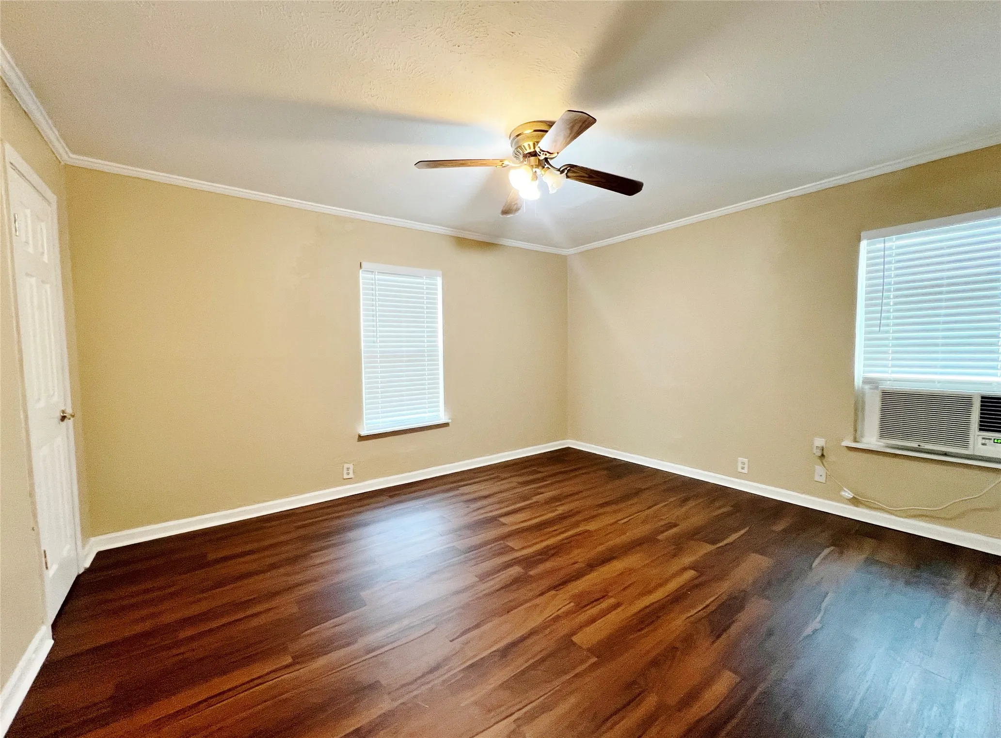 Single Family Residence For Rent in Tarrant County , 4236 Comanche Street, Fort Worth, Texas 76119, 3 Bedroom, 1 Bathroom, Garage spaces, 1,083 Sqft, built in 1954, mls#21334321, Real Estate Agent in Fort Worth, Homes For Rent in Tarrant county, Homes For Rent in Fort Worth, Realtor in Fort Worth Texas, Real Estate Brokerage Independent Realty Texas, Luminita Cordes Realtor