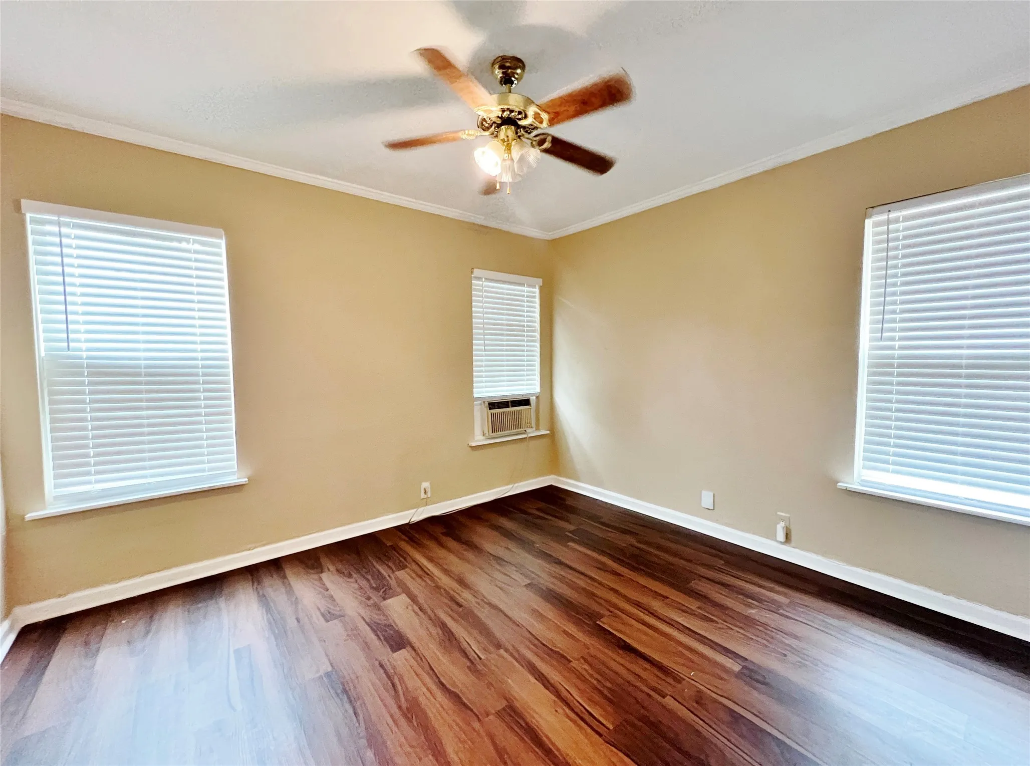 Single Family Residence For Rent in Tarrant County , 4236 Comanche Street, Fort Worth, Texas 76119, 3 Bedroom, 1 Bathroom, Garage spaces, 1,083 Sqft, built in 1954, mls#21334321, Real Estate Agent in Fort Worth, Homes For Rent in Tarrant county, Homes For Rent in Fort Worth, Realtor in Fort Worth Texas, Real Estate Brokerage Independent Realty Texas, Luminita Cordes Realtor
