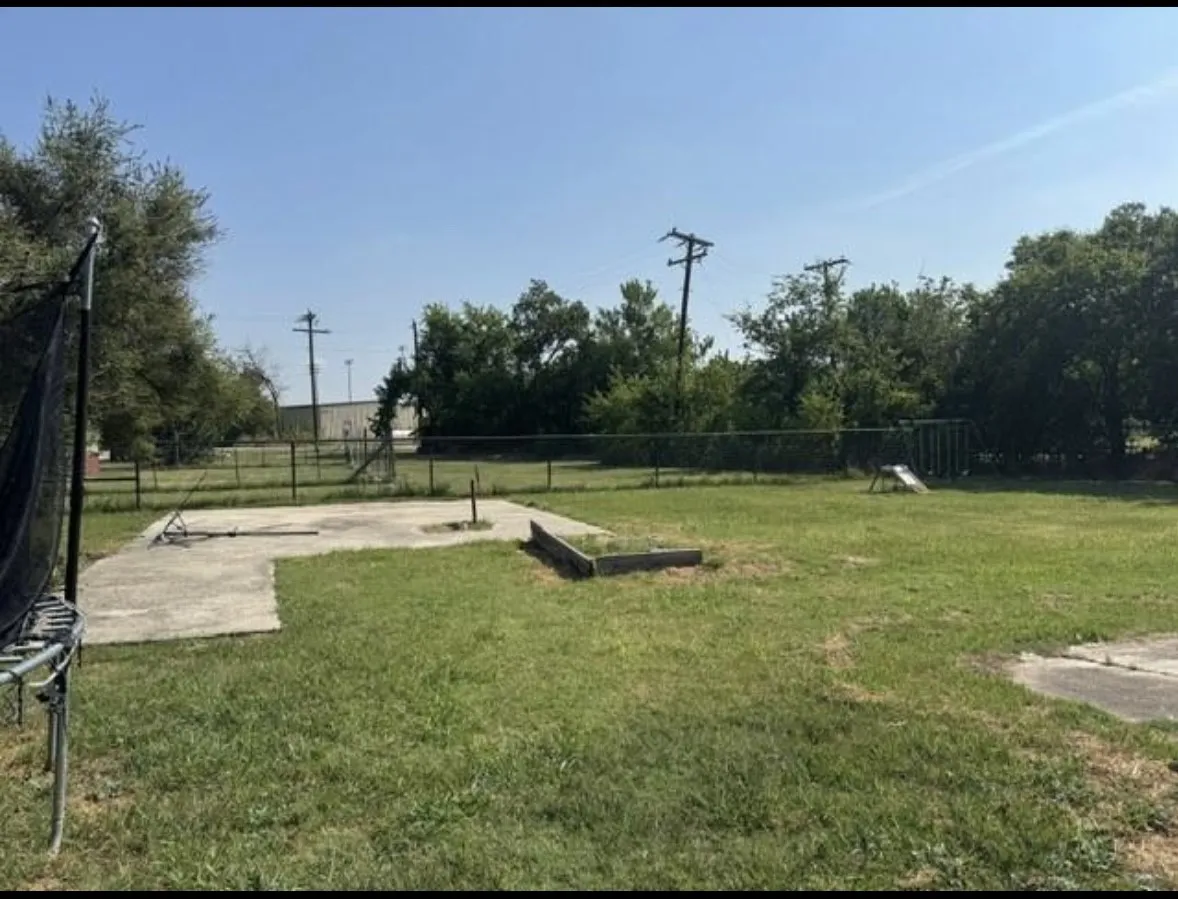 Single Family Residence For Sale in Denton County , 323 E Lloyd Street, Krum, Texas 76249, 3 Bedroom, 2 Bathroom, 2 Garage spaces, 1,202 Sqft, built in 1954, mls#21334324, Real Estate Agent in Krum, Homes For Sale in Denton county, Homes For Sale in Krum, Realtor in Krum Texas, Real Estate Brokerage Independent Realty Texas, Luminita Cordes Realtor