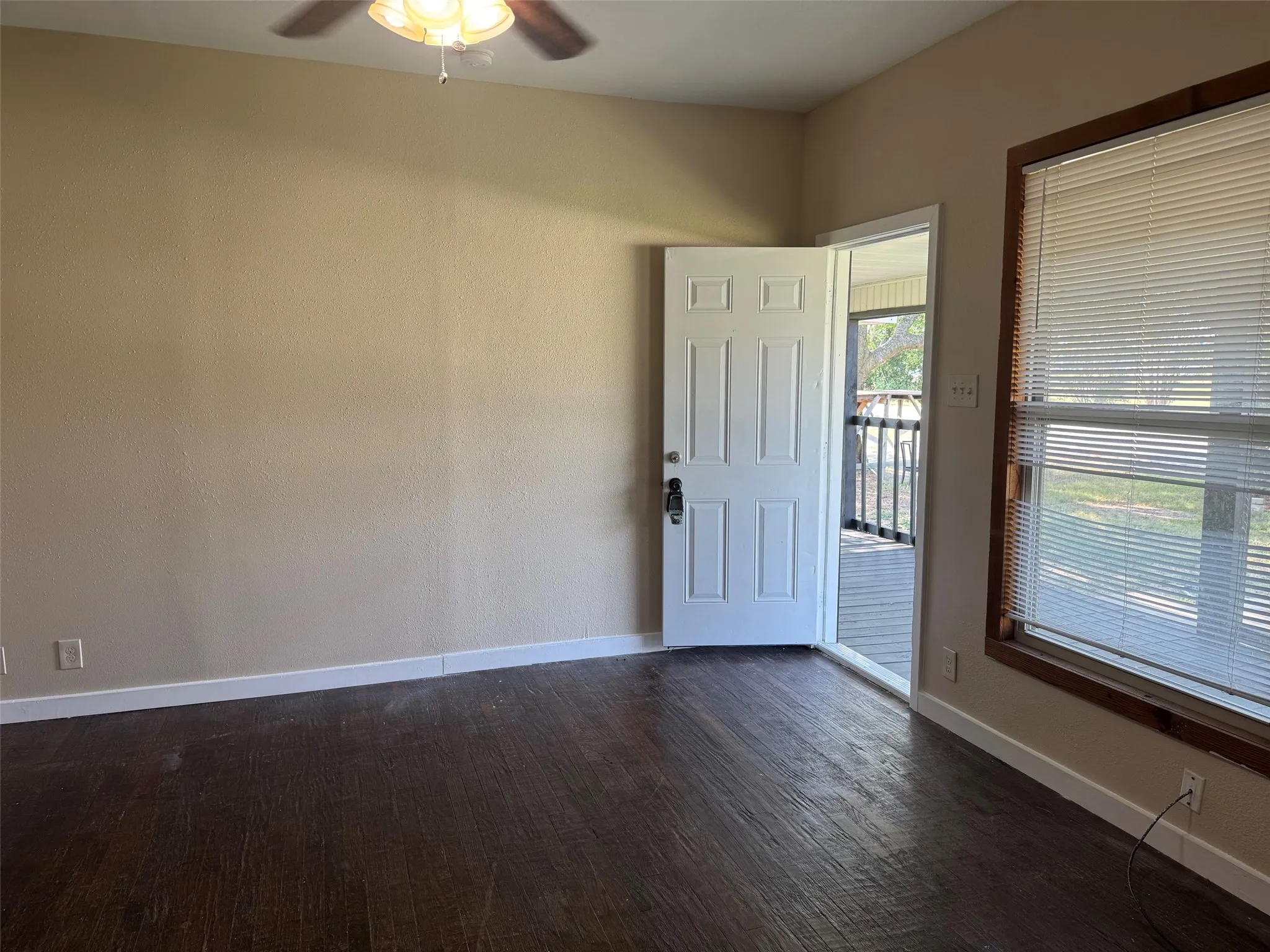 Single Family Residence For Sale in Denton County , 323 E Lloyd Street, Krum, Texas 76249, 3 Bedroom, 2 Bathroom, 2 Garage spaces, 1,202 Sqft, built in 1954, mls#21334324, Real Estate Agent in Krum, Homes For Sale in Denton county, Homes For Sale in Krum, Realtor in Krum Texas, Real Estate Brokerage Independent Realty Texas, Luminita Cordes Realtor