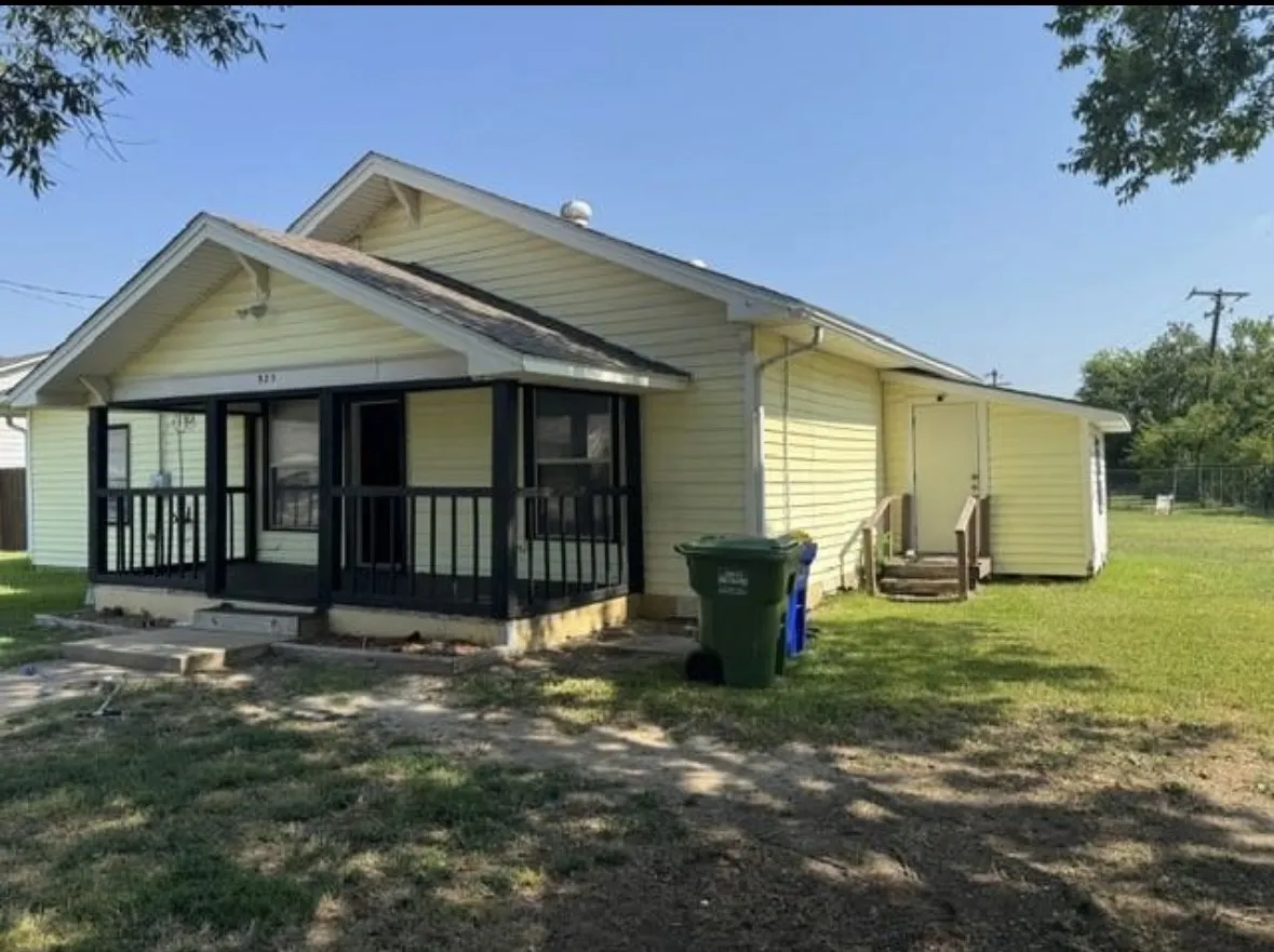 Single Family Residence For Sale in Denton County , 323 E Lloyd Street, Krum, Texas 76249, 3 Bedroom, 2 Bathroom, 2 Garage spaces, 1,202 Sqft, built in 1954, mls#21334324, Real Estate Agent in Krum, Homes For Sale in Denton county, Homes For Sale in Krum, Realtor in Krum Texas, Real Estate Brokerage Independent Realty Texas, Luminita Cordes Realtor