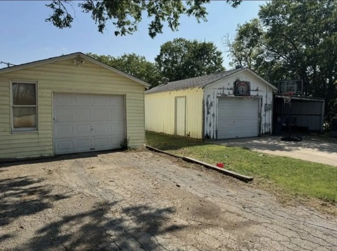Single Family Residence For Sale in Denton County , 323 E Lloyd Street, Krum, Texas 76249, 3 Bedroom, 2 Bathroom, 2 Garage spaces, 1,202 Sqft, built in 1954, mls#21334324, Real Estate Agent in Krum, Homes For Sale in Denton county, Homes For Sale in Krum, Realtor in Krum Texas, Real Estate Brokerage Independent Realty Texas, Luminita Cordes Realtor