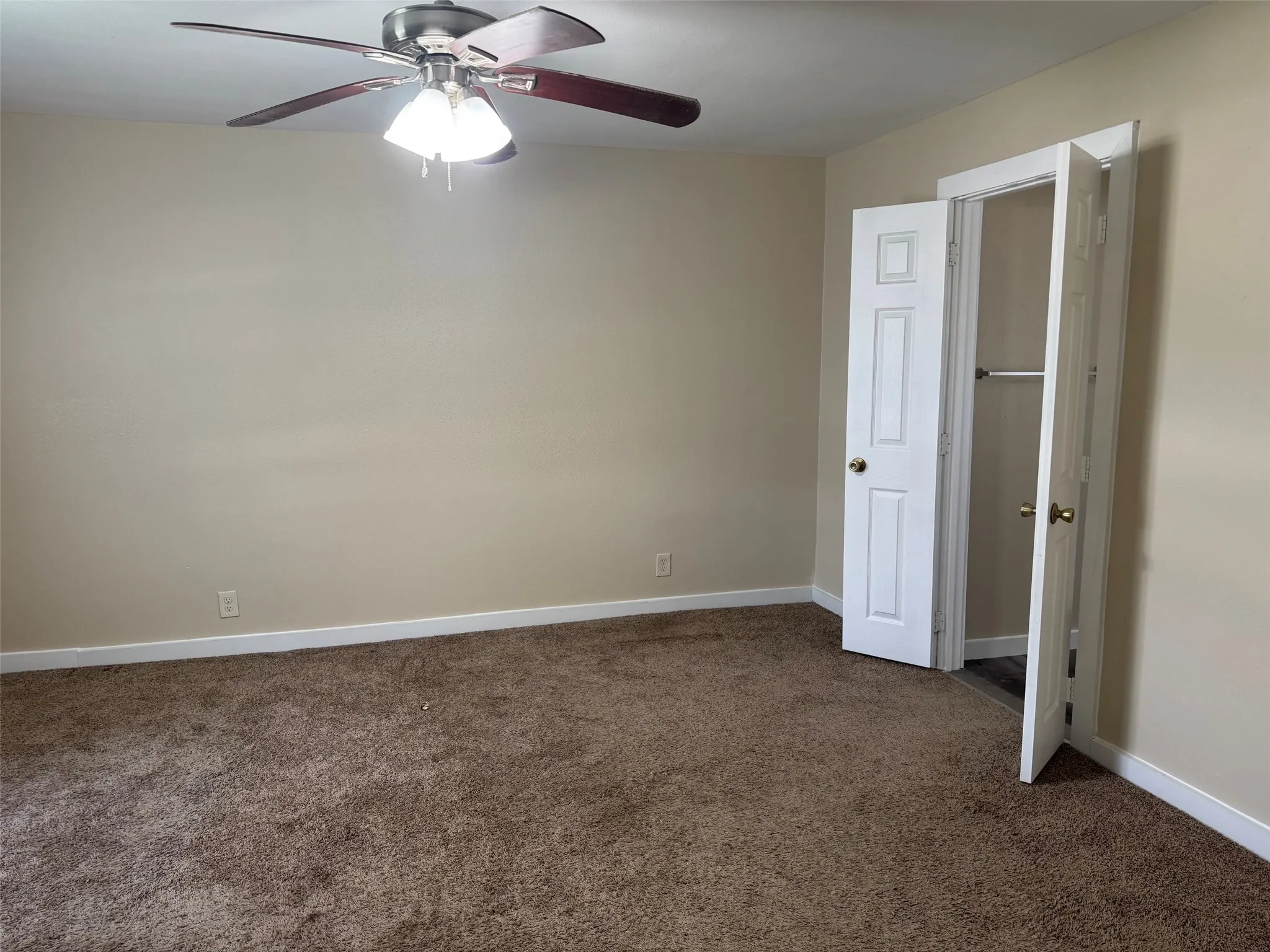 Single Family Residence For Sale in Denton County , 323 E Lloyd Street, Krum, Texas 76249, 3 Bedroom, 2 Bathroom, 2 Garage spaces, 1,202 Sqft, built in 1954, mls#21334324, Real Estate Agent in Krum, Homes For Sale in Denton county, Homes For Sale in Krum, Realtor in Krum Texas, Real Estate Brokerage Independent Realty Texas, Luminita Cordes Realtor
