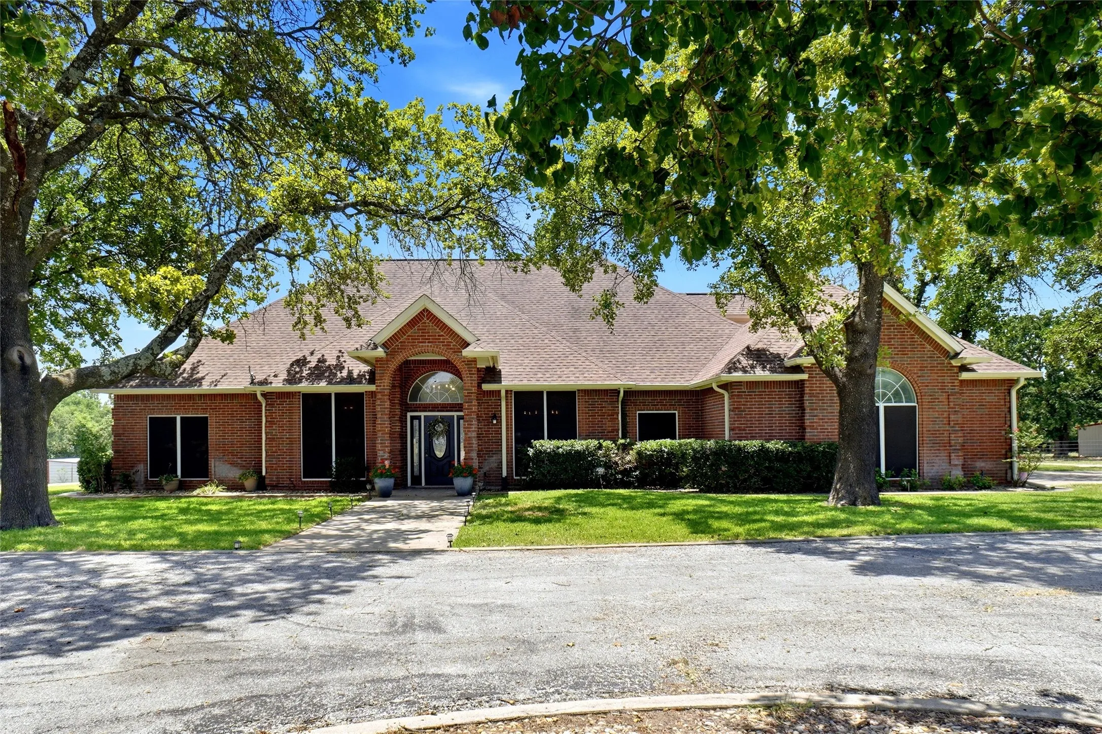 Single Family Residence For Sale in Wise County , 447 W Bypass 287, Alvord, Texas 76225, 3 Bedroom, 3 Bathroom, 2 Garage spaces, 3,022 Sqft, built in 1995, mls#21334338, Real Estate Agent in Alvord, Homes For Sale in Wise county, Homes For Sale in Alvord, Realtor in Alvord Texas, Real Estate Brokerage Independent Realty Texas, Luminita Cordes Realtor