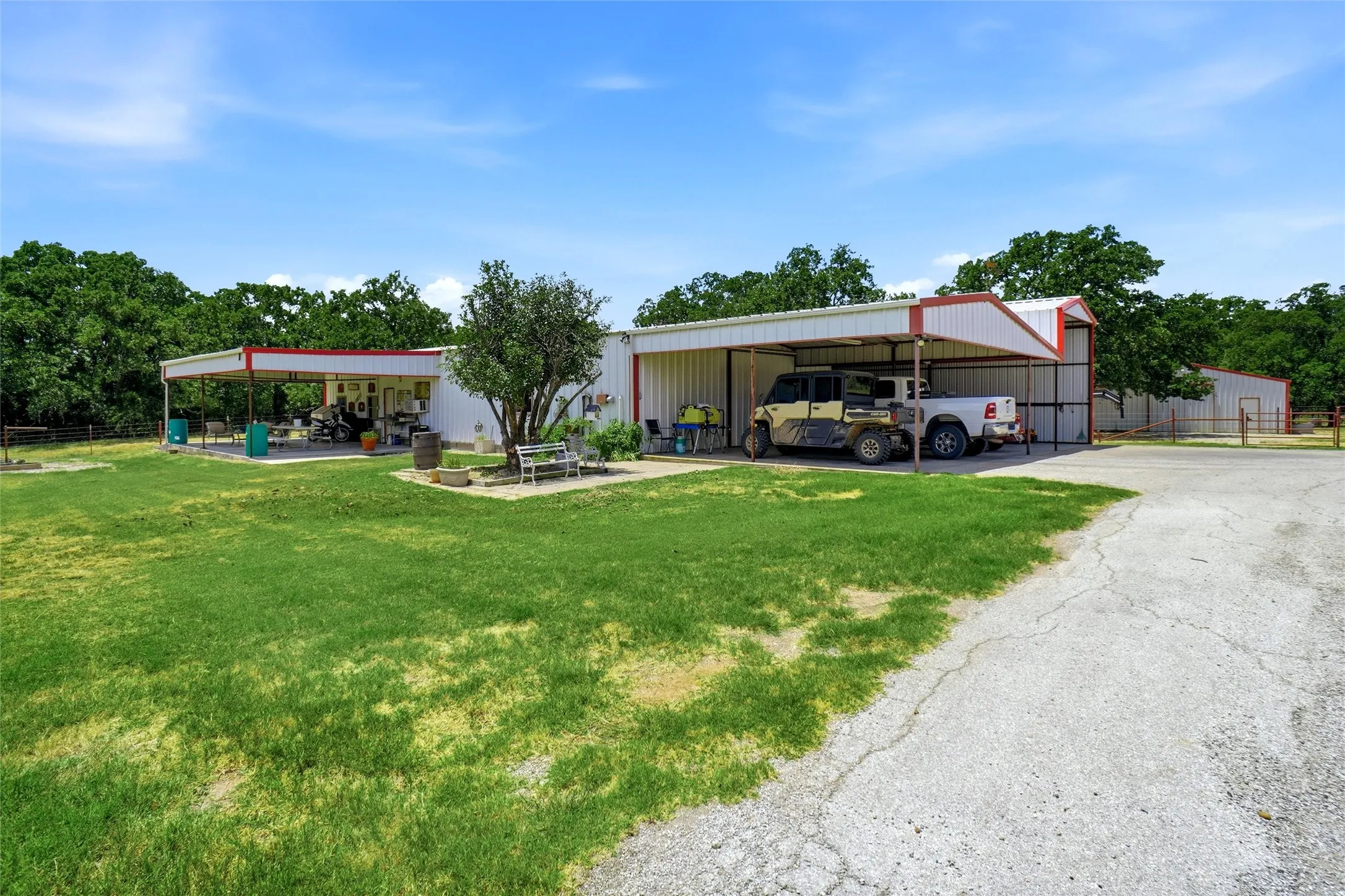Single Family Residence For Sale in Wise County , 447 W Bypass 287, Alvord, Texas 76225, 3 Bedroom, 3 Bathroom, 2 Garage spaces, 3,022 Sqft, built in 1995, mls#21334338, Real Estate Agent in Alvord, Homes For Sale in Wise county, Homes For Sale in Alvord, Realtor in Alvord Texas, Real Estate Brokerage Independent Realty Texas, Luminita Cordes Realtor