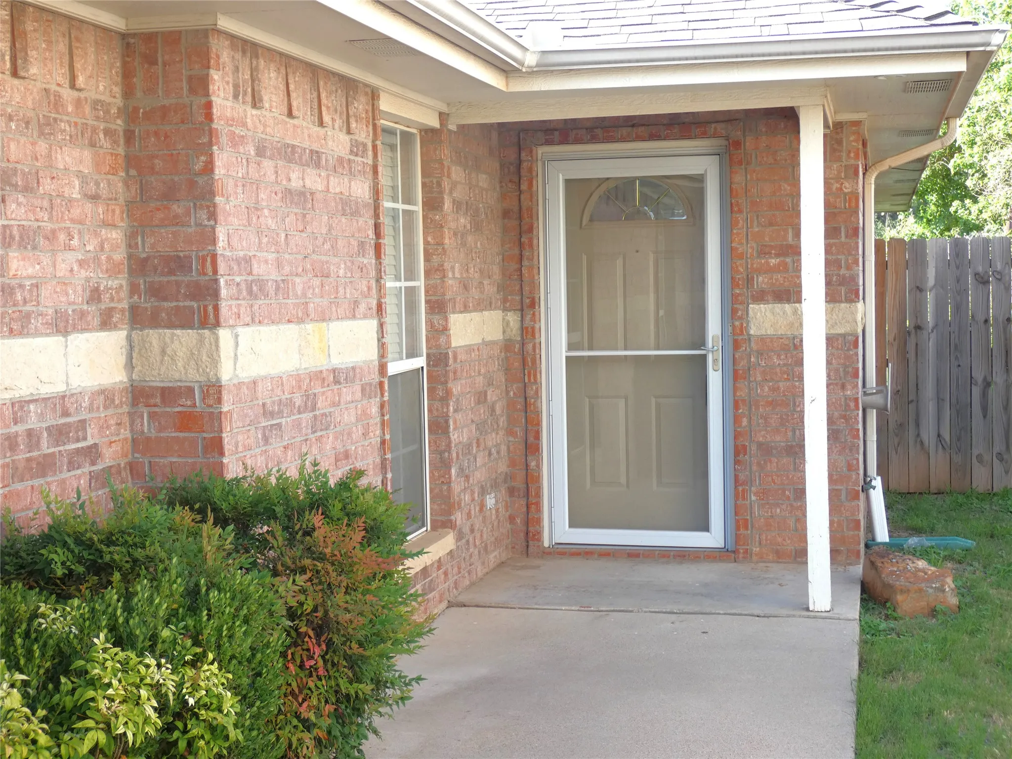 private entry to 3635 side