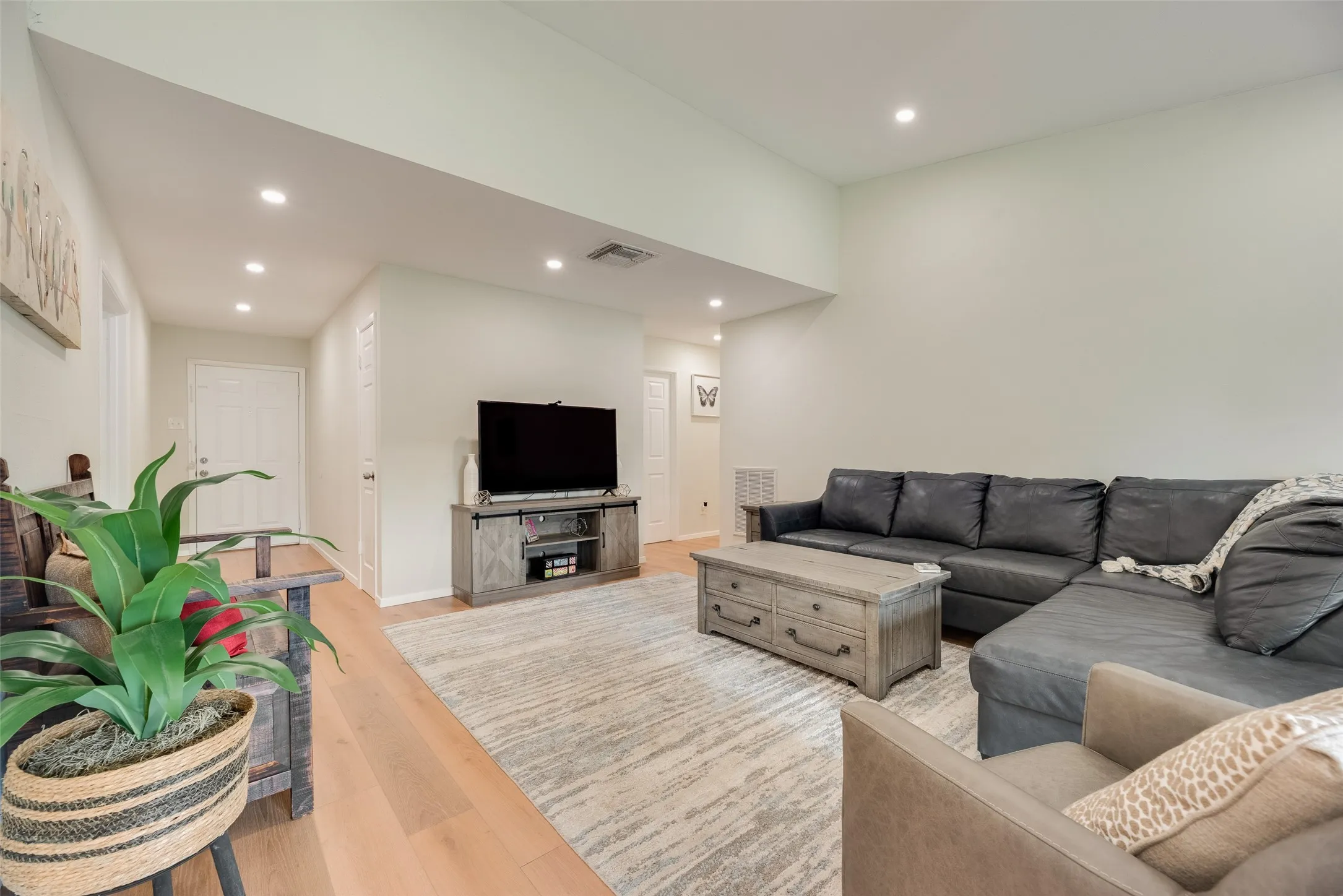 Single Family Residence For Sale in Denton County , 2942 Scott Mill Road, Carrollton, Texas 75007, 3 Bedroom, 2 Bathroom, 2 Garage spaces, 1,482 Sqft, built in 1972, mls#21329713, Real Estate Agent in Carrollton, Homes For Sale in Denton county, Homes For Sale in Carrollton, Realtor in Carrollton Texas, Real Estate Brokerage Independent Realty Texas, Luminita Cordes Realtor