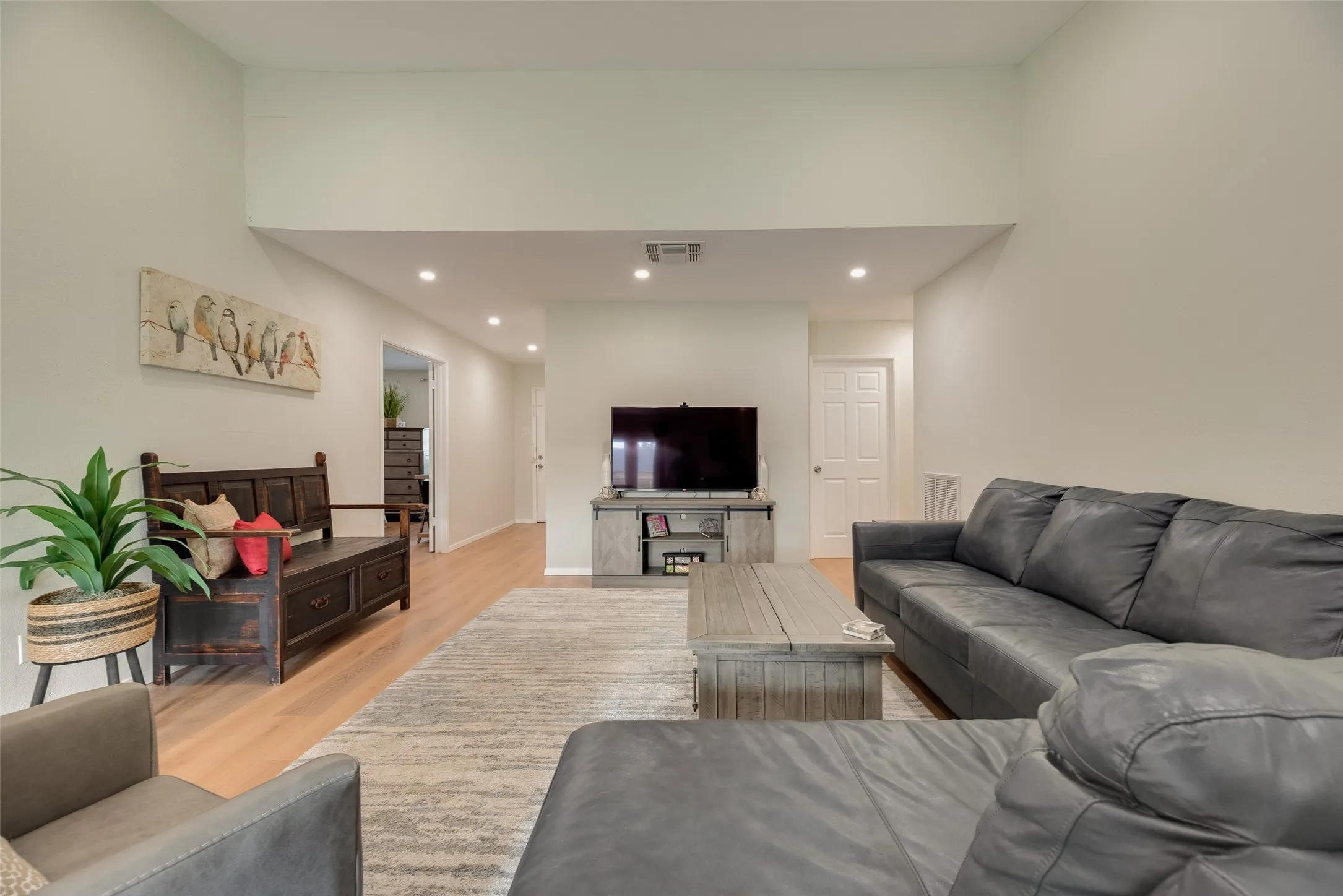 Single Family Residence For Sale in Denton County , 2942 Scott Mill Road, Carrollton, Texas 75007, 3 Bedroom, 2 Bathroom, 2 Garage spaces, 1,482 Sqft, built in 1972, mls#21329713, Real Estate Agent in Carrollton, Homes For Sale in Denton county, Homes For Sale in Carrollton, Realtor in Carrollton Texas, Real Estate Brokerage Independent Realty Texas, Luminita Cordes Realtor