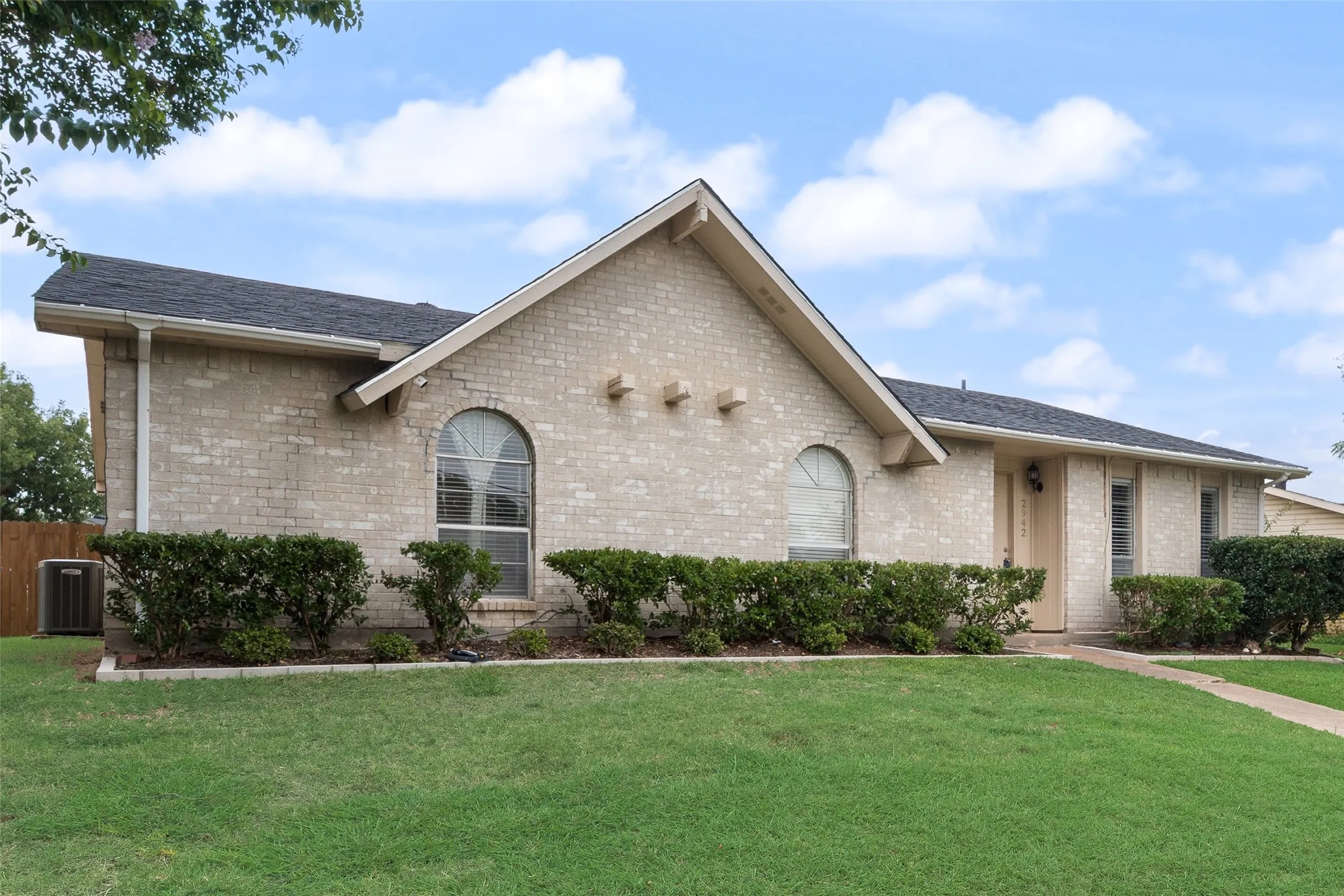 Single Family Residence For Sale in Denton County , 2942 Scott Mill Road, Carrollton, Texas 75007, 3 Bedroom, 2 Bathroom, 2 Garage spaces, 1,482 Sqft, built in 1972, mls#21329713, Real Estate Agent in Carrollton, Homes For Sale in Denton county, Homes For Sale in Carrollton, Realtor in Carrollton Texas, Real Estate Brokerage Independent Realty Texas, Luminita Cordes Realtor