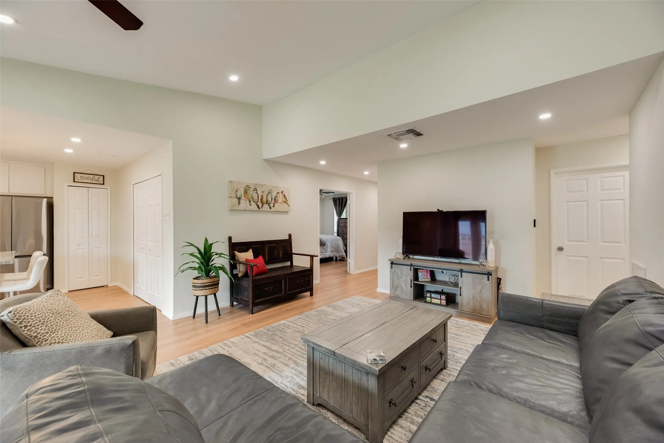 Single Family Residence For Sale in Denton County , 2942 Scott Mill Road, Carrollton, Texas 75007, 3 Bedroom, 2 Bathroom, 2 Garage spaces, 1,482 Sqft, built in 1972, mls#21329713, Real Estate Agent in Carrollton, Homes For Sale in Denton county, Homes For Sale in Carrollton, Realtor in Carrollton Texas, Real Estate Brokerage Independent Realty Texas, Luminita Cordes Realtor