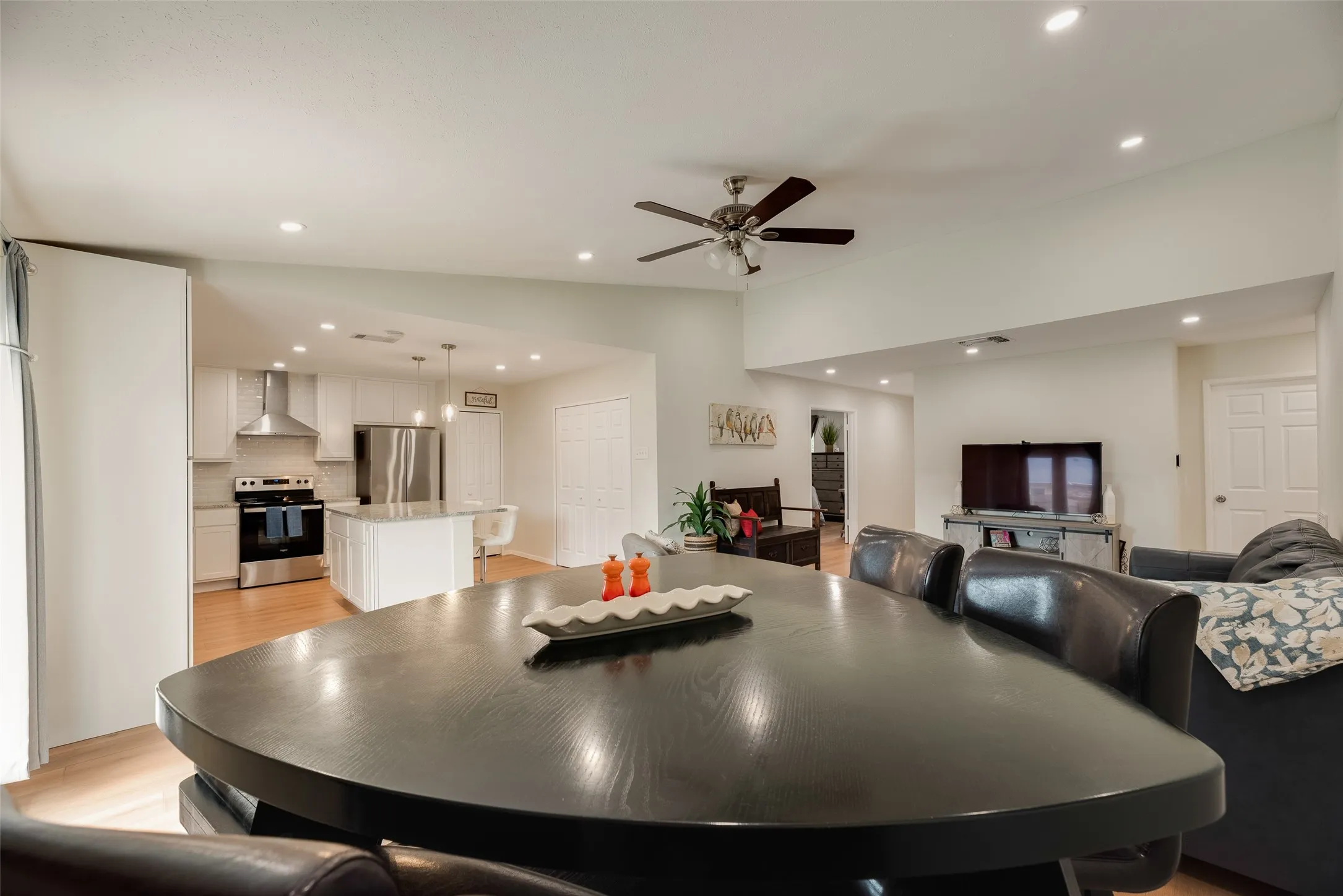 Single Family Residence For Sale in Denton County , 2942 Scott Mill Road, Carrollton, Texas 75007, 3 Bedroom, 2 Bathroom, 2 Garage spaces, 1,482 Sqft, built in 1972, mls#21329713, Real Estate Agent in Carrollton, Homes For Sale in Denton county, Homes For Sale in Carrollton, Realtor in Carrollton Texas, Real Estate Brokerage Independent Realty Texas, Luminita Cordes Realtor