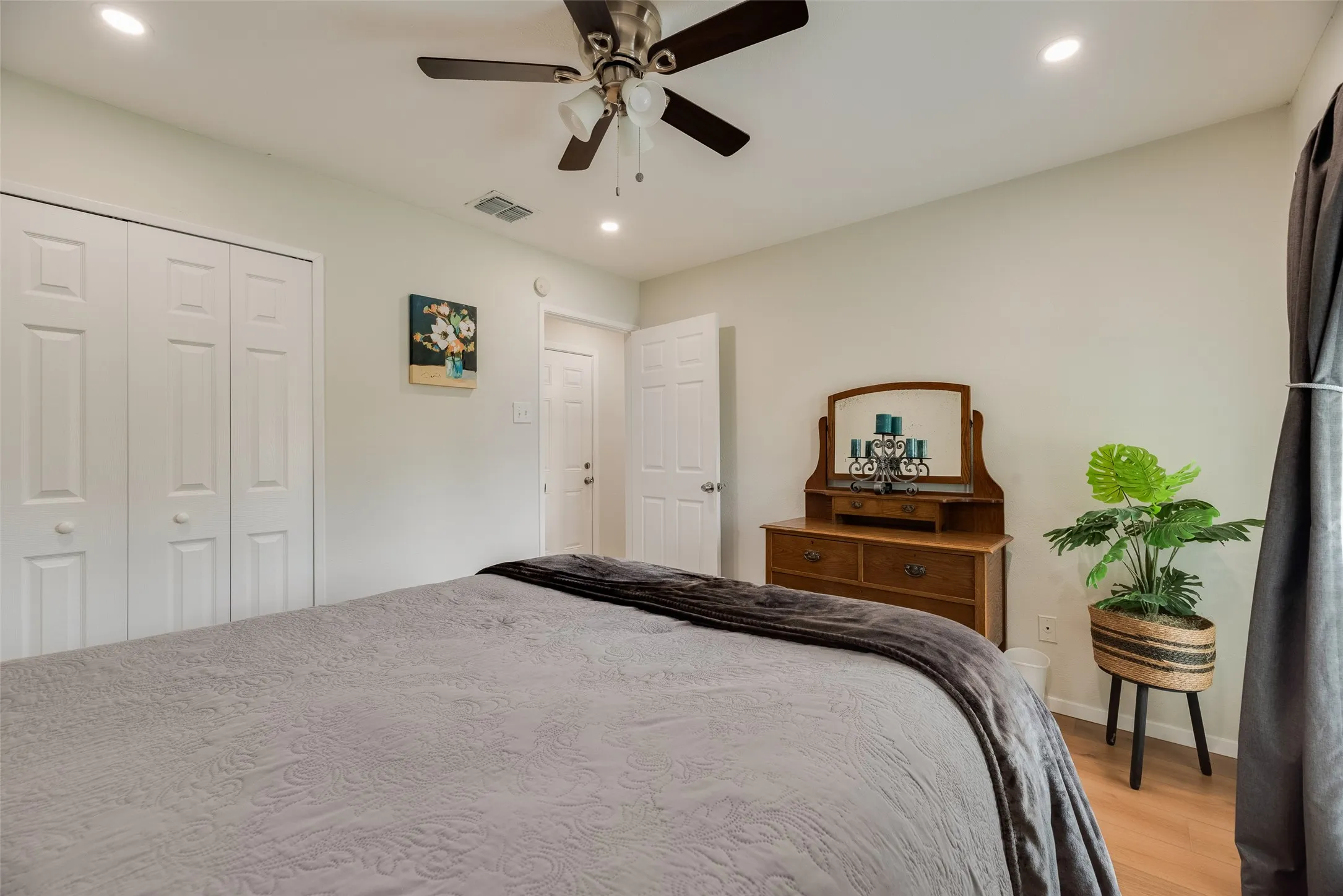 Single Family Residence For Sale in Denton County , 2942 Scott Mill Road, Carrollton, Texas 75007, 3 Bedroom, 2 Bathroom, 2 Garage spaces, 1,482 Sqft, built in 1972, mls#21329713, Real Estate Agent in Carrollton, Homes For Sale in Denton county, Homes For Sale in Carrollton, Realtor in Carrollton Texas, Real Estate Brokerage Independent Realty Texas, Luminita Cordes Realtor
