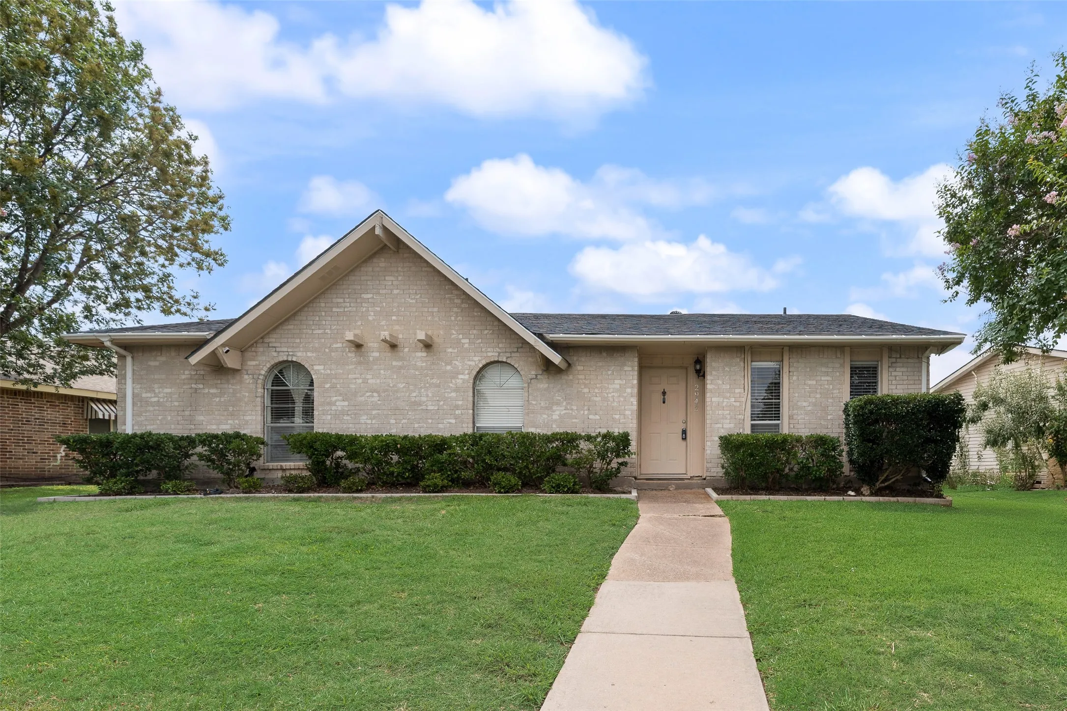 Single Family Residence For Sale in Denton County , 2942 Scott Mill Road, Carrollton, Texas 75007, 3 Bedroom, 2 Bathroom, 2 Garage spaces, 1,482 Sqft, built in 1972, mls#21329713, Real Estate Agent in Carrollton, Homes For Sale in Denton county, Homes For Sale in Carrollton, Realtor in Carrollton Texas, Real Estate Brokerage Independent Realty Texas, Luminita Cordes Realtor