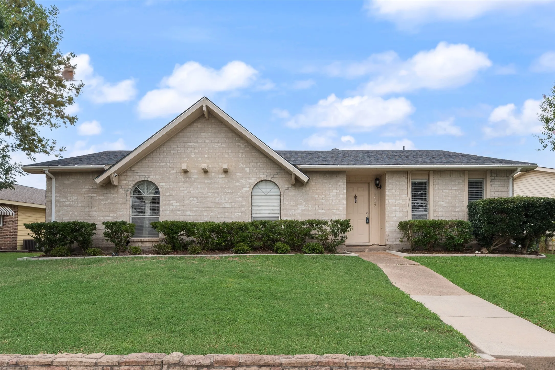 Single Family Residence For Sale in Denton County , 2942 Scott Mill Road, Carrollton, Texas 75007, 3 Bedroom, 2 Bathroom, 2 Garage spaces, 1,482 Sqft, built in 1972, mls#21329713, Real Estate Agent in Carrollton, Homes For Sale in Denton county, Homes For Sale in Carrollton, Realtor in Carrollton Texas, Real Estate Brokerage Independent Realty Texas, Luminita Cordes Realtor