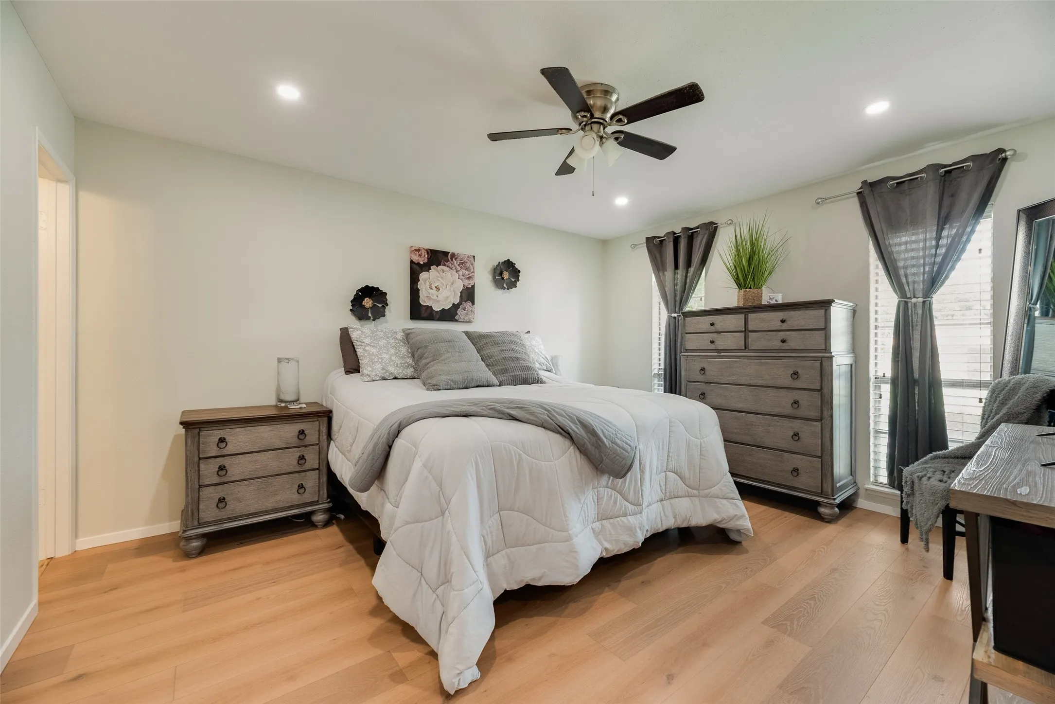Single Family Residence For Sale in Denton County , 2942 Scott Mill Road, Carrollton, Texas 75007, 3 Bedroom, 2 Bathroom, 2 Garage spaces, 1,482 Sqft, built in 1972, mls#21329713, Real Estate Agent in Carrollton, Homes For Sale in Denton county, Homes For Sale in Carrollton, Realtor in Carrollton Texas, Real Estate Brokerage Independent Realty Texas, Luminita Cordes Realtor