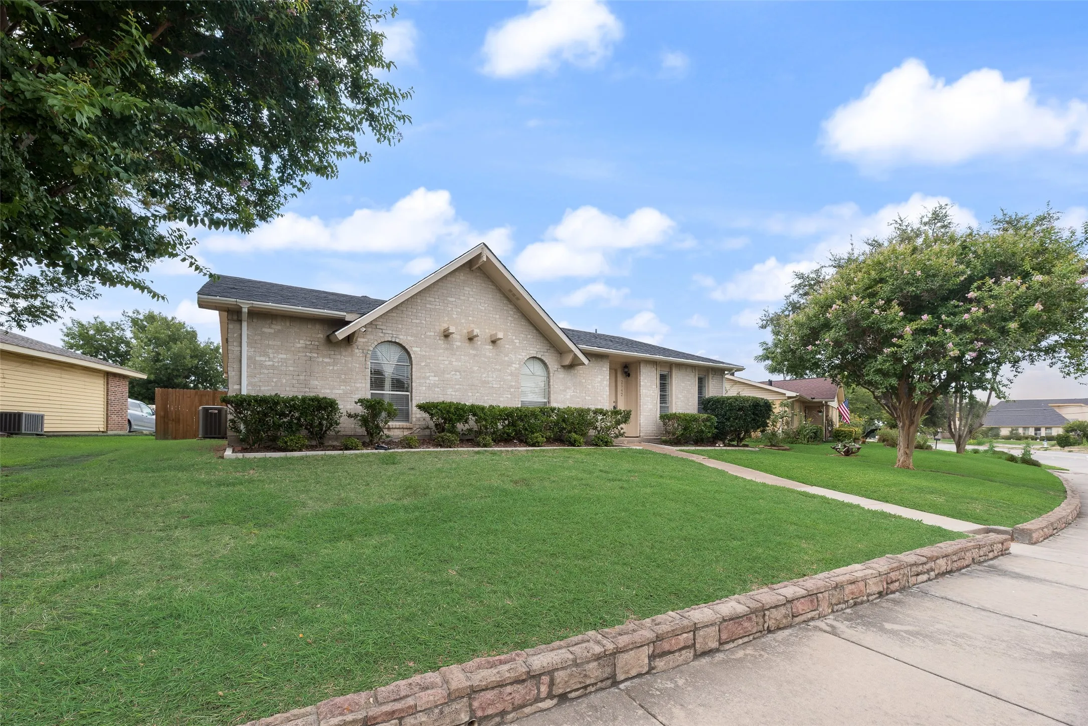 Single Family Residence For Sale in Denton County , 2942 Scott Mill Road, Carrollton, Texas 75007, 3 Bedroom, 2 Bathroom, 2 Garage spaces, 1,482 Sqft, built in 1972, mls#21329713, Real Estate Agent in Carrollton, Homes For Sale in Denton county, Homes For Sale in Carrollton, Realtor in Carrollton Texas, Real Estate Brokerage Independent Realty Texas, Luminita Cordes Realtor