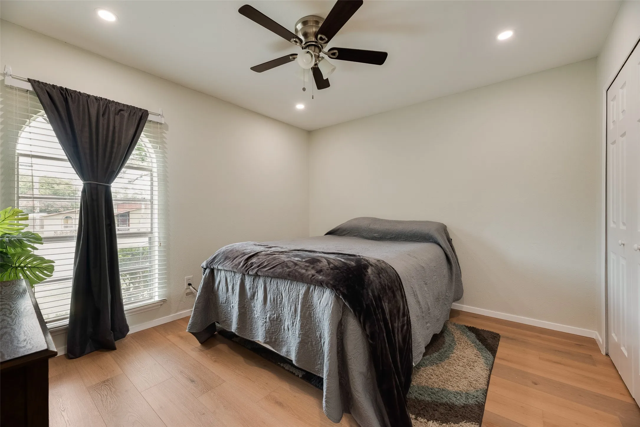 Single Family Residence For Sale in Denton County , 2942 Scott Mill Road, Carrollton, Texas 75007, 3 Bedroom, 2 Bathroom, 2 Garage spaces, 1,482 Sqft, built in 1972, mls#21329713, Real Estate Agent in Carrollton, Homes For Sale in Denton county, Homes For Sale in Carrollton, Realtor in Carrollton Texas, Real Estate Brokerage Independent Realty Texas, Luminita Cordes Realtor