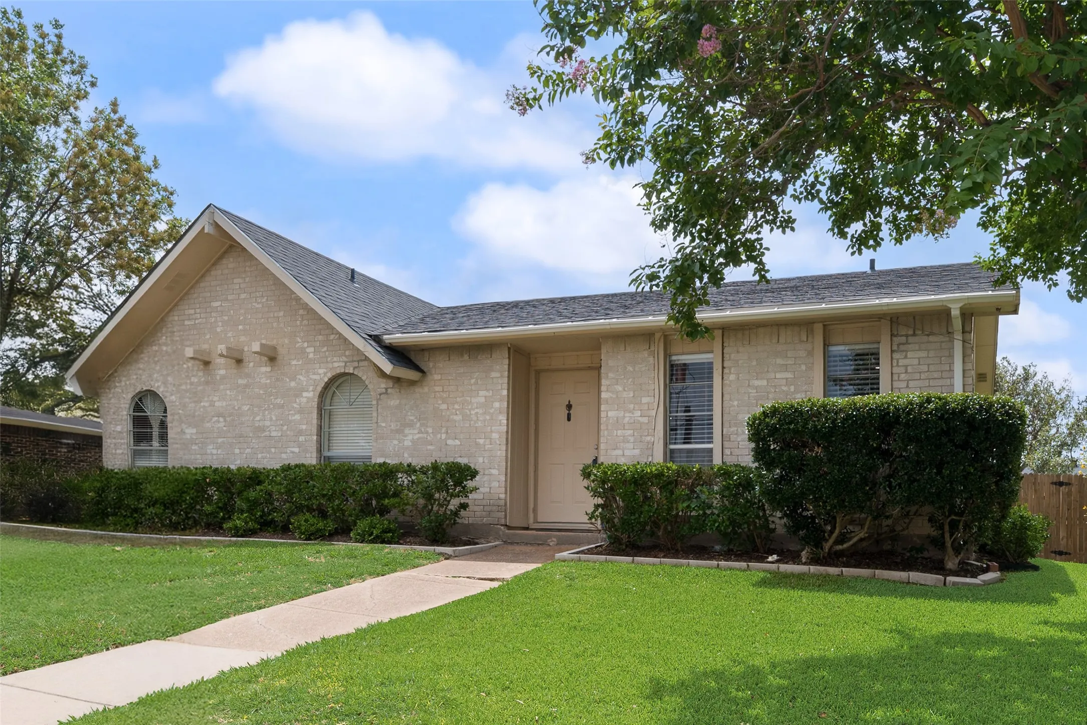 Single Family Residence For Sale in Denton County , 2942 Scott Mill Road, Carrollton, Texas 75007, 3 Bedroom, 2 Bathroom, 2 Garage spaces, 1,482 Sqft, built in 1972, mls#21329713, Real Estate Agent in Carrollton, Homes For Sale in Denton county, Homes For Sale in Carrollton, Realtor in Carrollton Texas, Real Estate Brokerage Independent Realty Texas, Luminita Cordes Realtor
