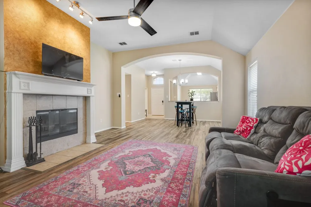 Single Family Residence For Sale in Denton County , 1417 Constantina Drive, Denton, Texas 76207, 3 Bedroom, 2 Bathroom, 2 Garage spaces, 1,571 Sqft, built in 2003, mls#21334225, Real Estate Agent in Denton, Homes For Sale in Denton county, Homes For Sale in Denton, Realtor in Denton Texas, Real Estate Brokerage Independent Realty Texas, Luminita Cordes Realtor