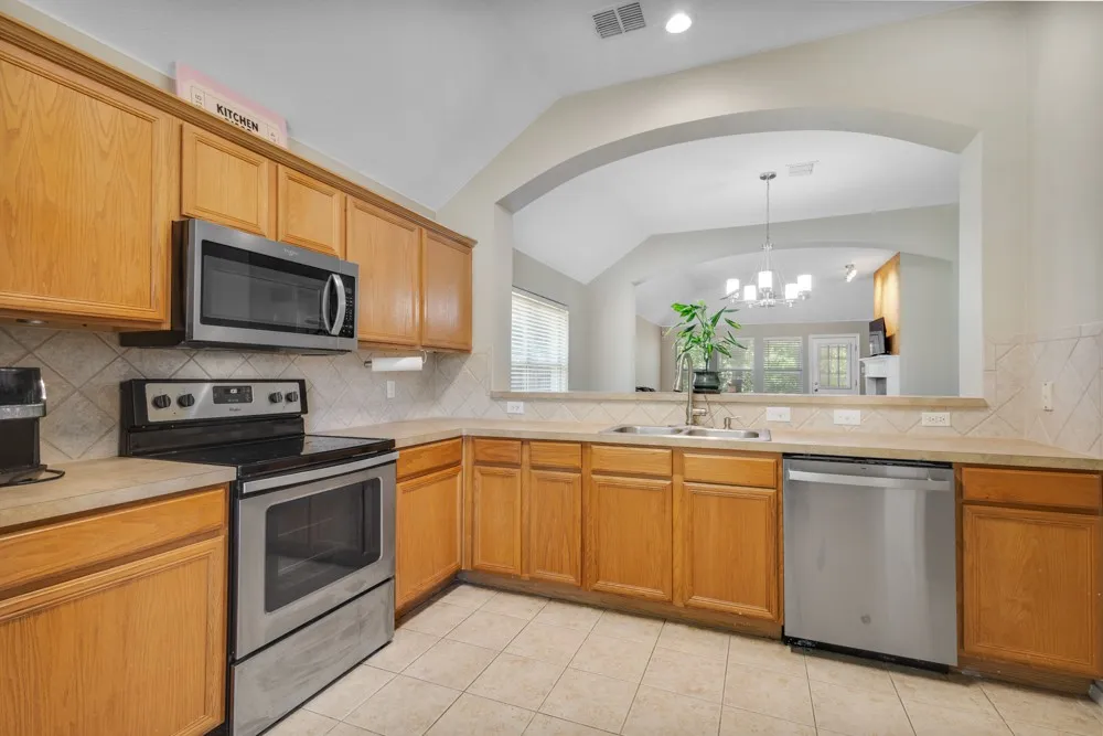 Single Family Residence For Sale in Denton County , 1417 Constantina Drive, Denton, Texas 76207, 3 Bedroom, 2 Bathroom, 2 Garage spaces, 1,571 Sqft, built in 2003, mls#21334225, Real Estate Agent in Denton, Homes For Sale in Denton county, Homes For Sale in Denton, Realtor in Denton Texas, Real Estate Brokerage Independent Realty Texas, Luminita Cordes Realtor
