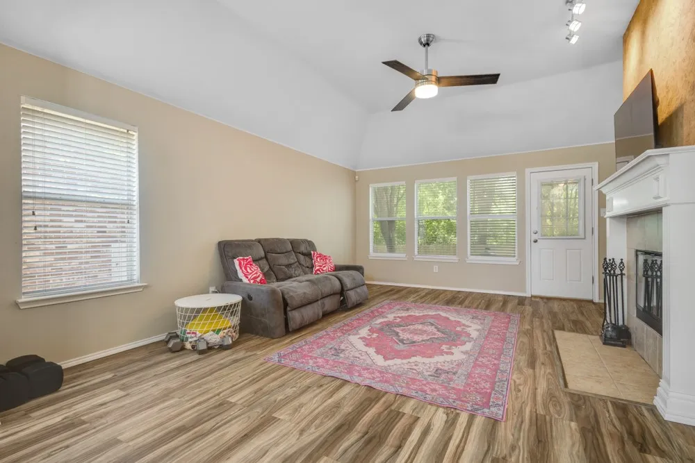 Single Family Residence For Sale in Denton County , 1417 Constantina Drive, Denton, Texas 76207, 3 Bedroom, 2 Bathroom, 2 Garage spaces, 1,571 Sqft, built in 2003, mls#21334225, Real Estate Agent in Denton, Homes For Sale in Denton county, Homes For Sale in Denton, Realtor in Denton Texas, Real Estate Brokerage Independent Realty Texas, Luminita Cordes Realtor