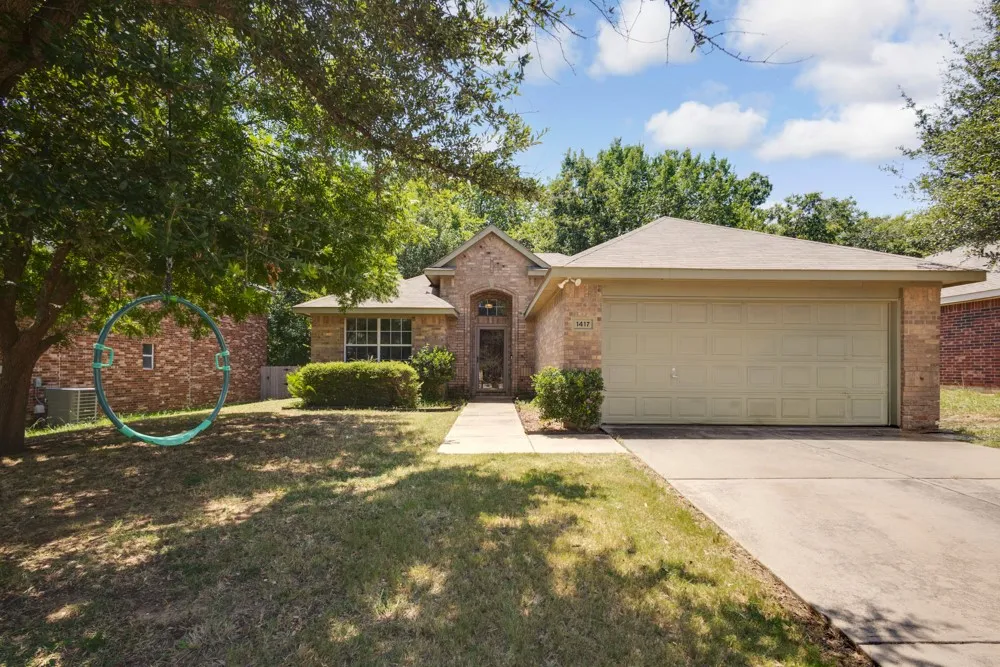 Single Family Residence For Sale in Denton County , 1417 Constantina Drive, Denton, Texas 76207, 3 Bedroom, 2 Bathroom, 2 Garage spaces, 1,571 Sqft, built in 2003, mls#21334225, Real Estate Agent in Denton, Homes For Sale in Denton county, Homes For Sale in Denton, Realtor in Denton Texas, Real Estate Brokerage Independent Realty Texas, Luminita Cordes Realtor