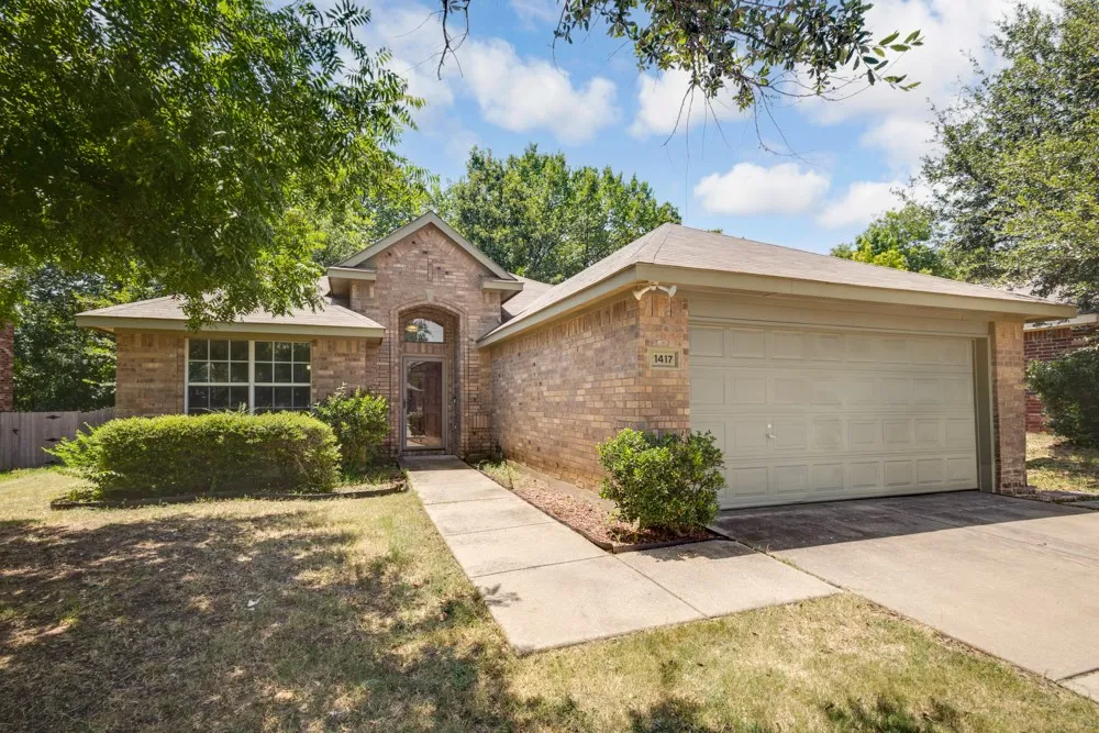 Single Family Residence For Sale in Denton County , 1417 Constantina Drive, Denton, Texas 76207, 3 Bedroom, 2 Bathroom, 2 Garage spaces, 1,571 Sqft, built in 2003, mls#21334225, Real Estate Agent in Denton, Homes For Sale in Denton county, Homes For Sale in Denton, Realtor in Denton Texas, Real Estate Brokerage Independent Realty Texas, Luminita Cordes Realtor