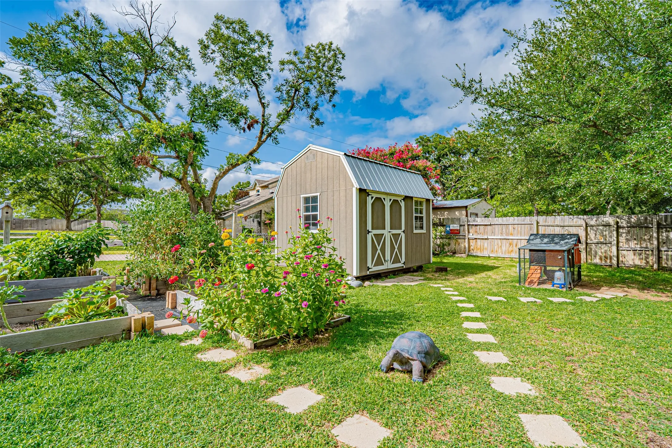 Single Family Residence For Sale in Hood County , 1300 4th Street, Granbury, Texas 76048, 3 Bedroom, 2 Bathroom, 2 Garage spaces, 1,709 Sqft, built in 1979, mls#21333489, Real Estate Agent in Granbury, Homes For Sale in Hood county, Homes For Sale in Granbury, Realtor in Granbury Texas, Real Estate Brokerage Independent Realty Texas, Luminita Cordes Realtor