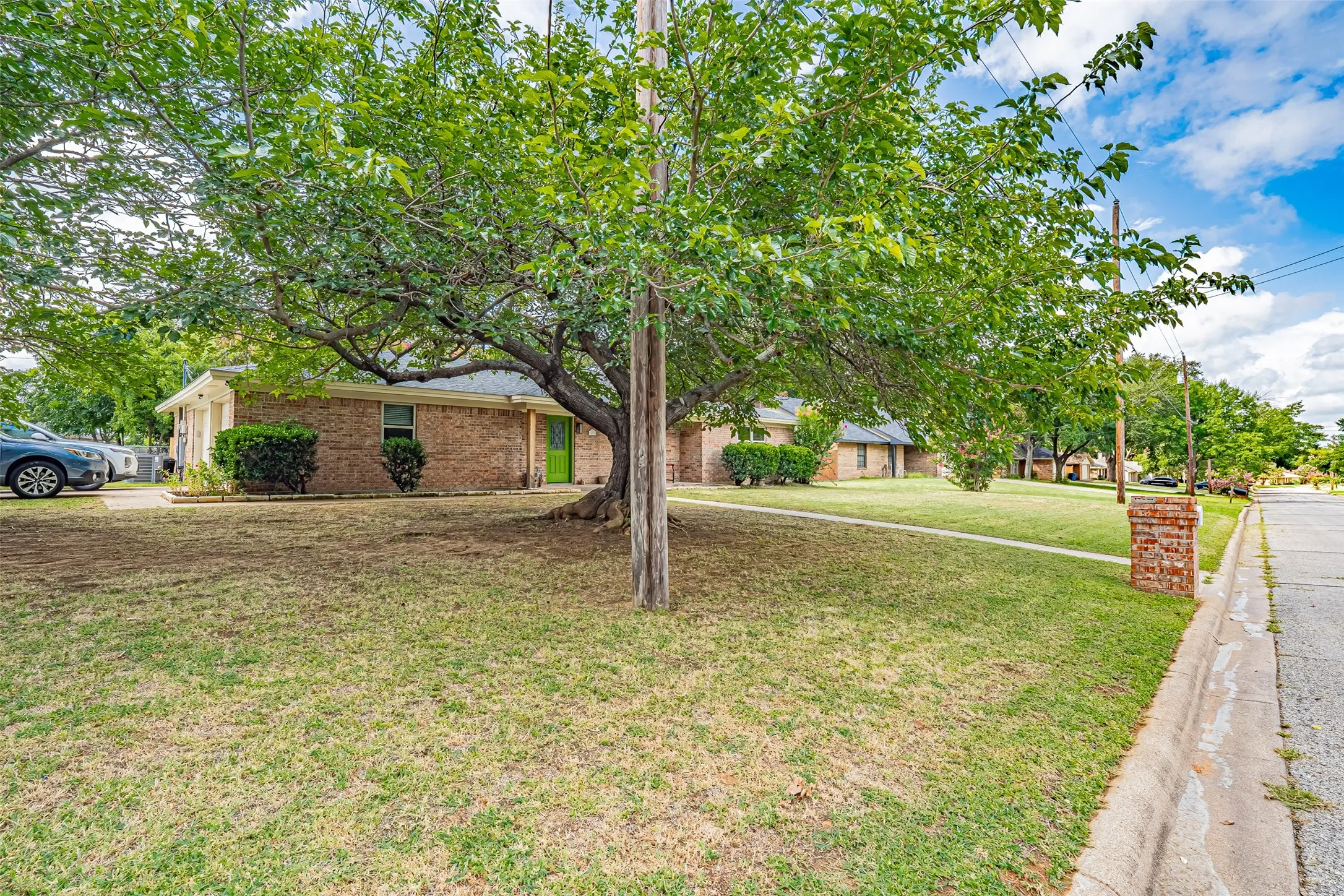 Single Family Residence For Sale in Hood County , 1300 4th Street, Granbury, Texas 76048, 3 Bedroom, 2 Bathroom, 2 Garage spaces, 1,709 Sqft, built in 1979, mls#21333489, Real Estate Agent in Granbury, Homes For Sale in Hood county, Homes For Sale in Granbury, Realtor in Granbury Texas, Real Estate Brokerage Independent Realty Texas, Luminita Cordes Realtor
