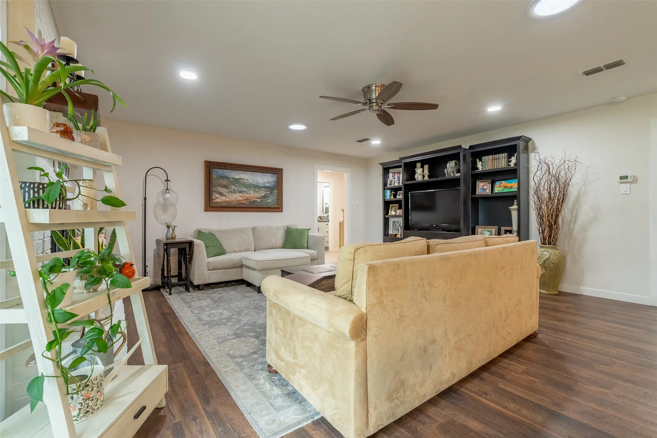 Single Family Residence For Sale in Hood County , 1300 4th Street, Granbury, Texas 76048, 3 Bedroom, 2 Bathroom, 2 Garage spaces, 1,709 Sqft, built in 1979, mls#21333489, Real Estate Agent in Granbury, Homes For Sale in Hood county, Homes For Sale in Granbury, Realtor in Granbury Texas, Real Estate Brokerage Independent Realty Texas, Luminita Cordes Realtor